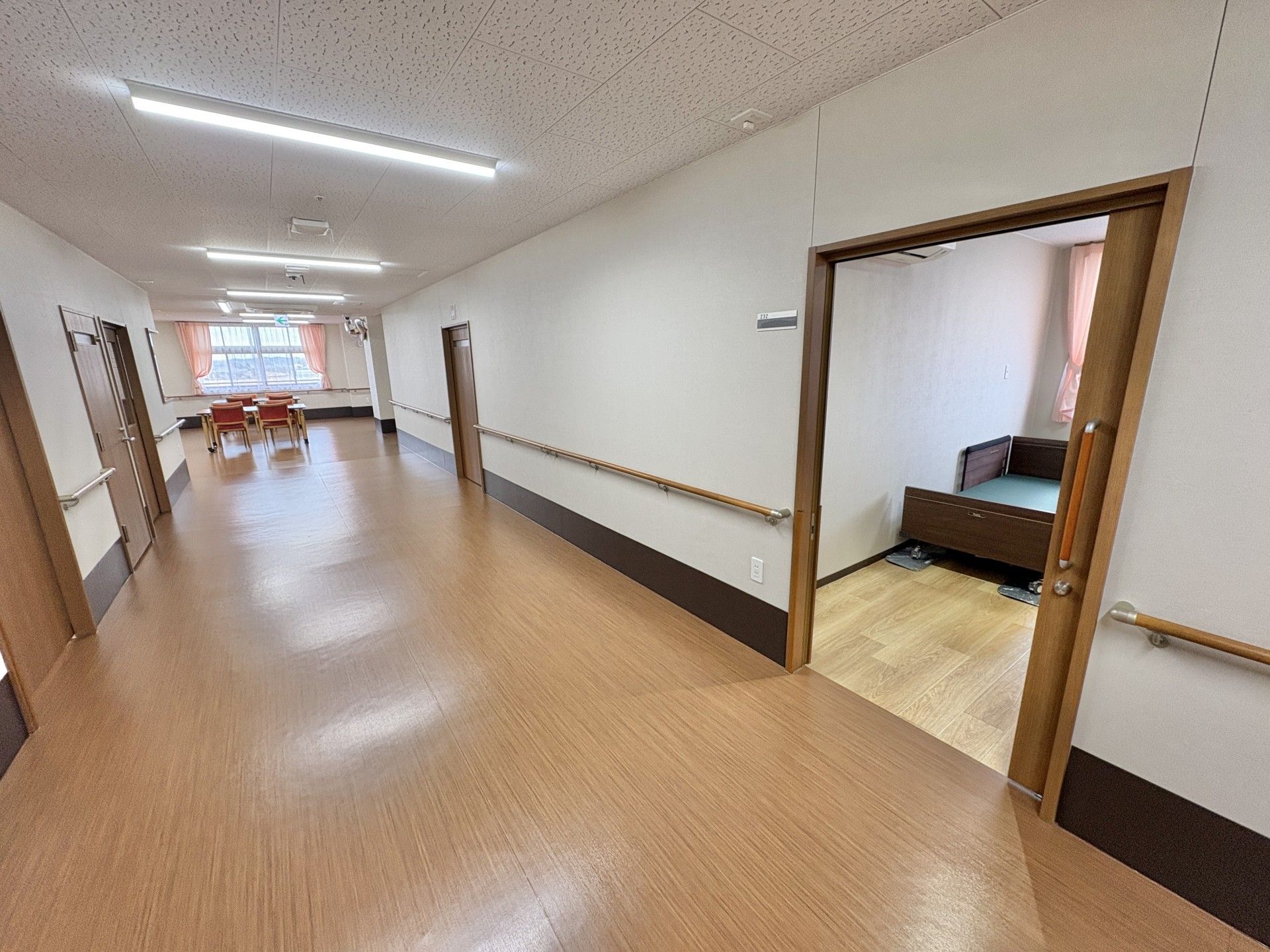 明るい廊下と居室
