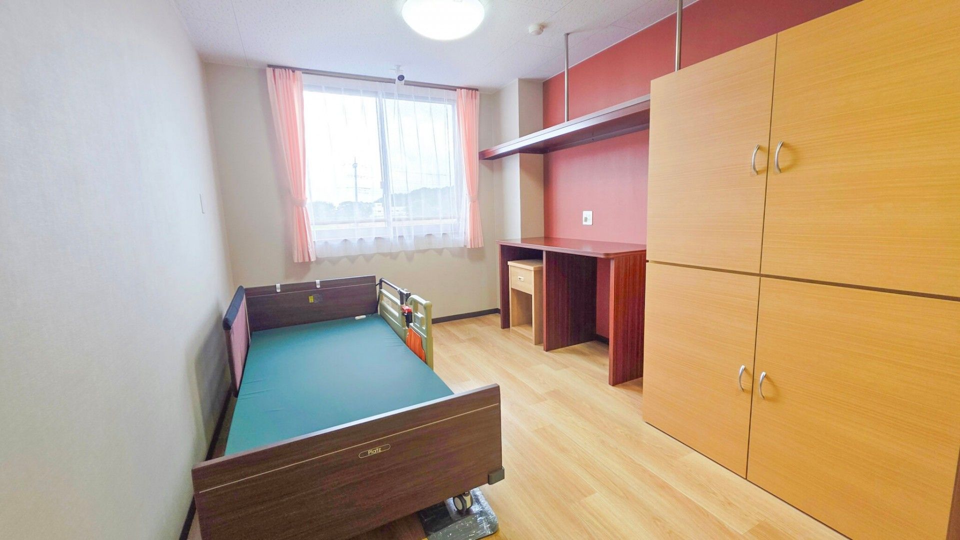 明るい個室のベッド