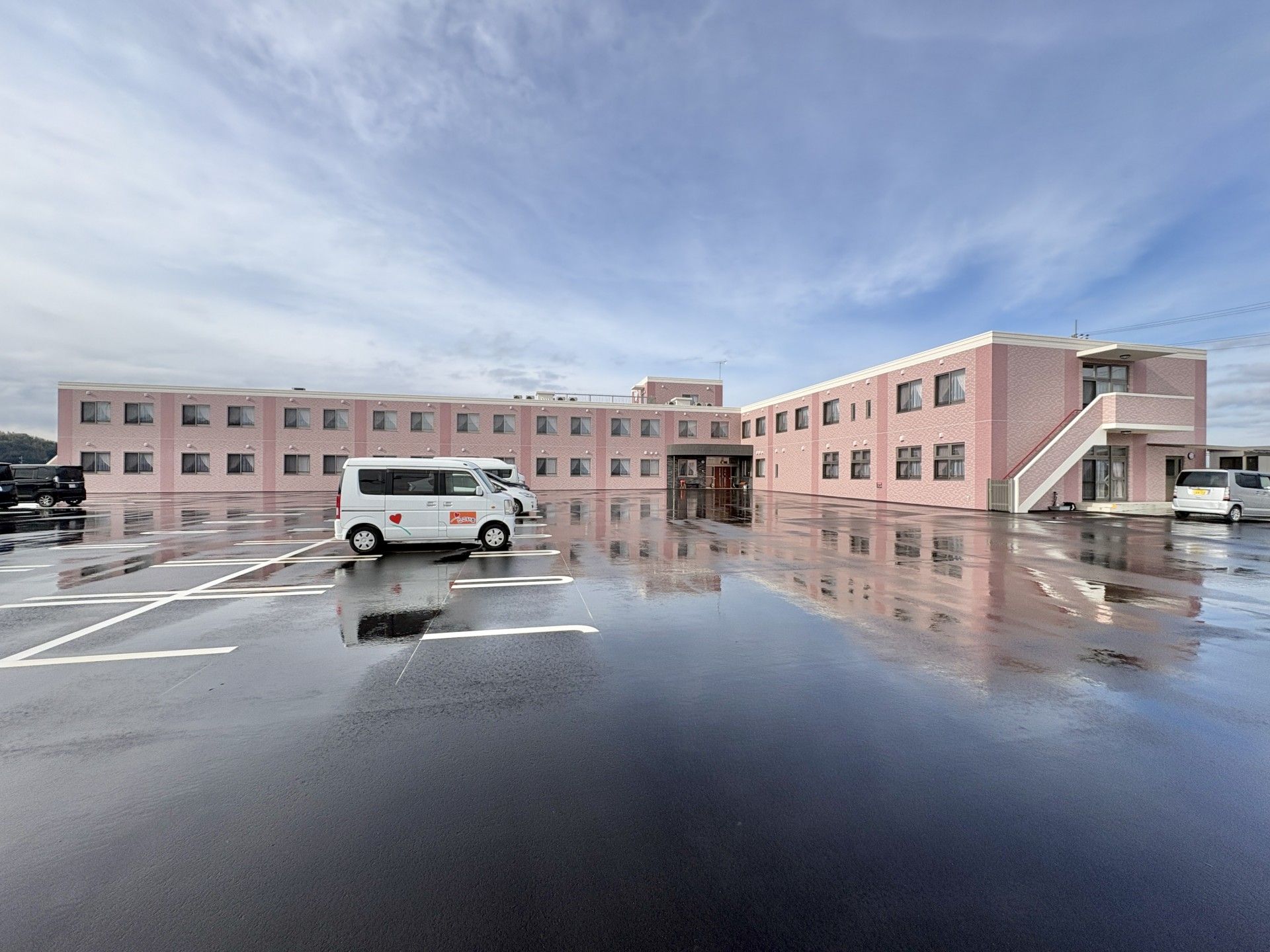 広い駐車場の建物