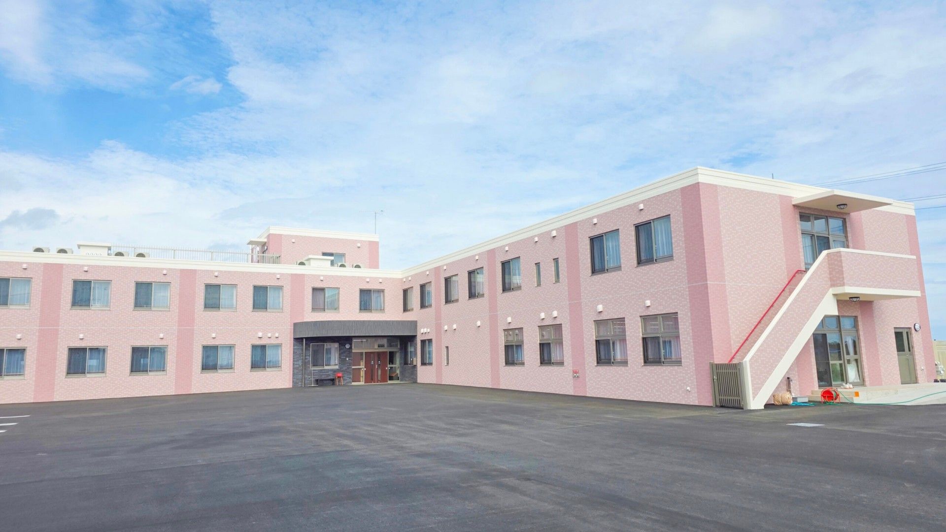 ピンク色の建物外観