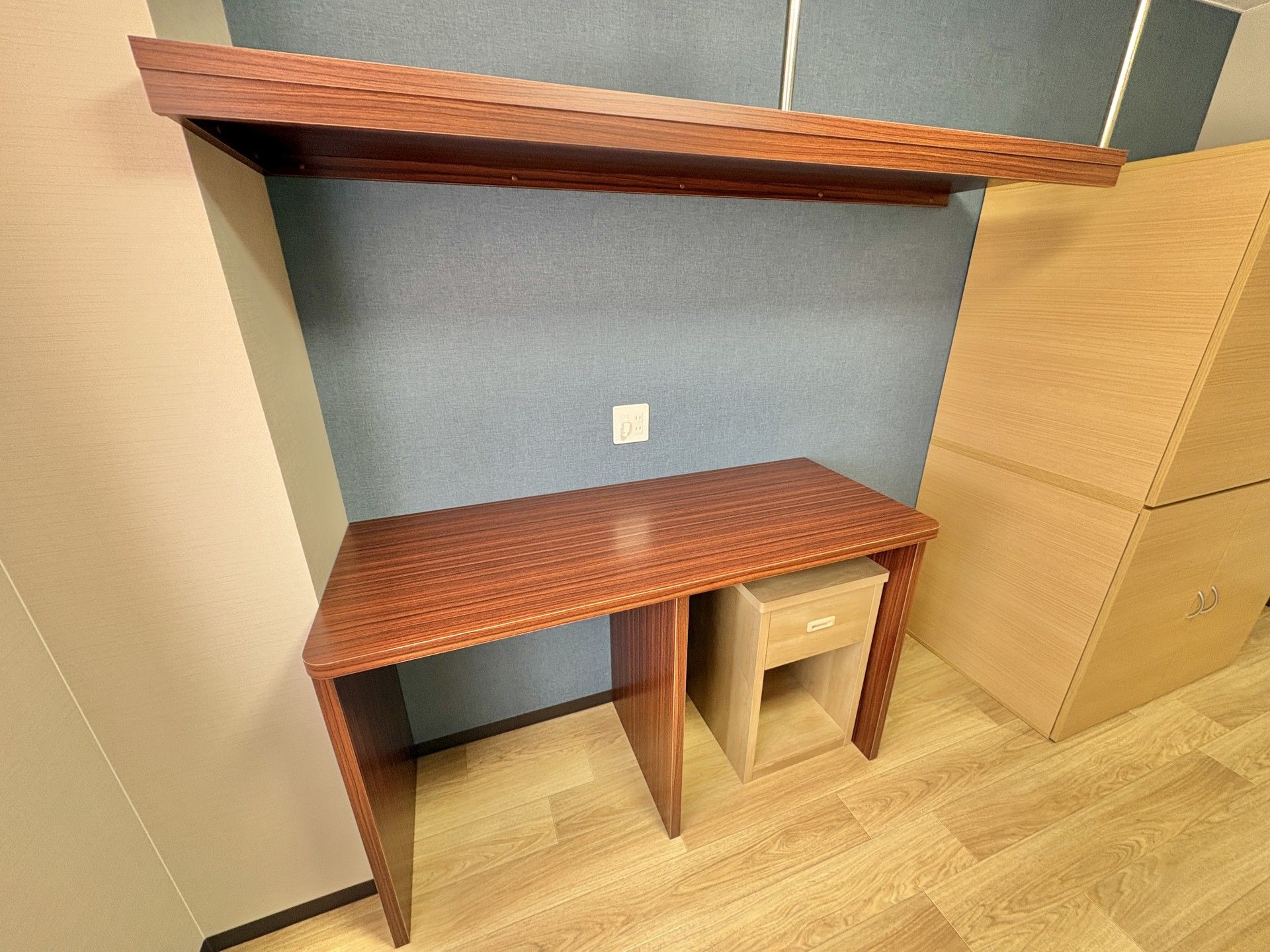 木製デスクと棚の一角