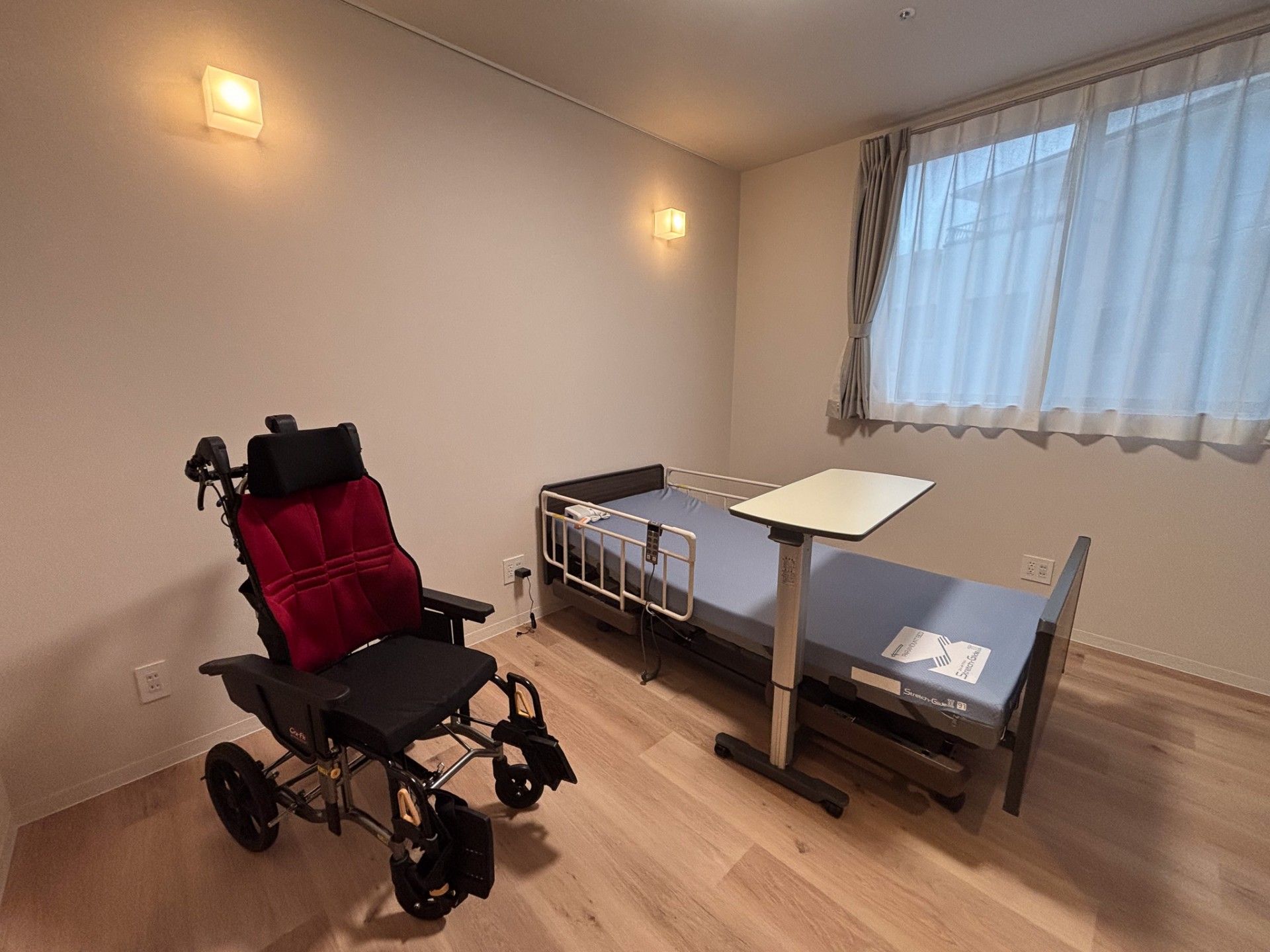 車椅子とベッドのある部屋