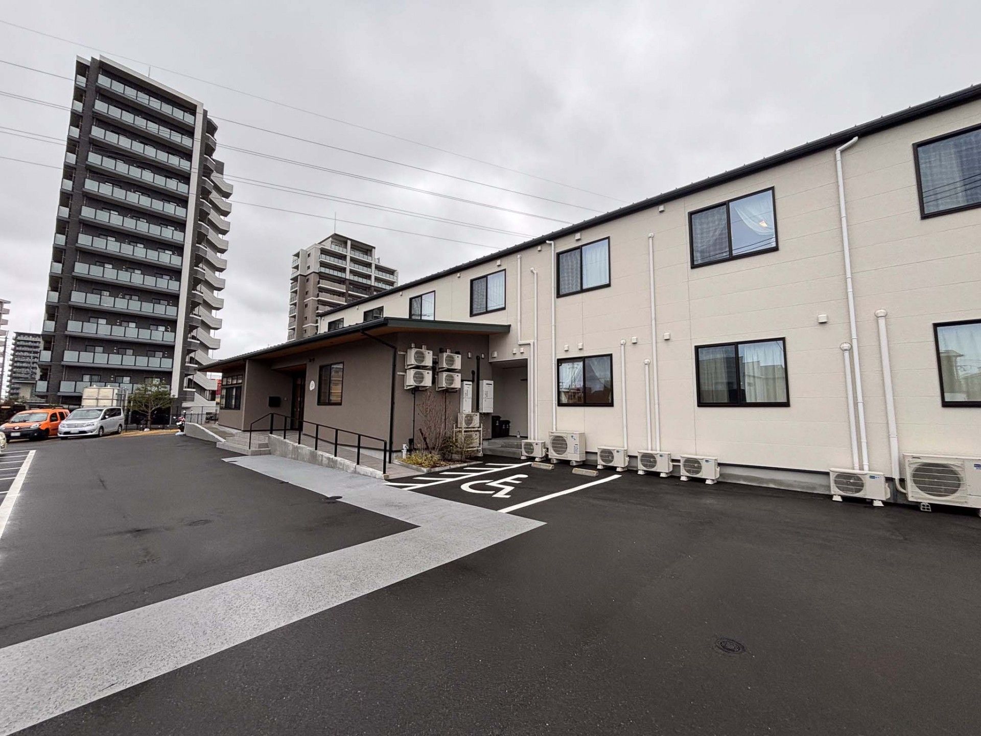 駐車場と建物の外観