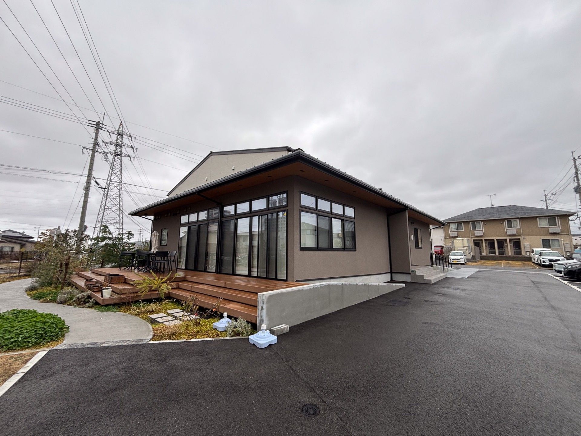 広い駐車場のある建物