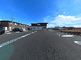 広々とした駐車場の風景