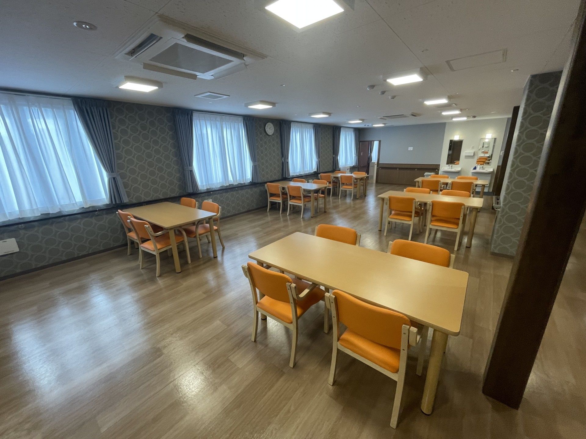 車いすに座っている男性と寄り添う介護スタッフ