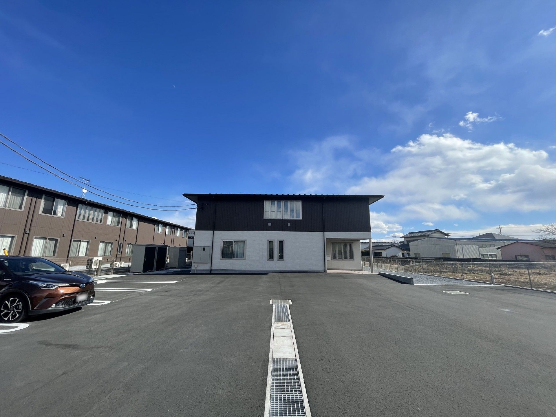 広い駐車場の建物
