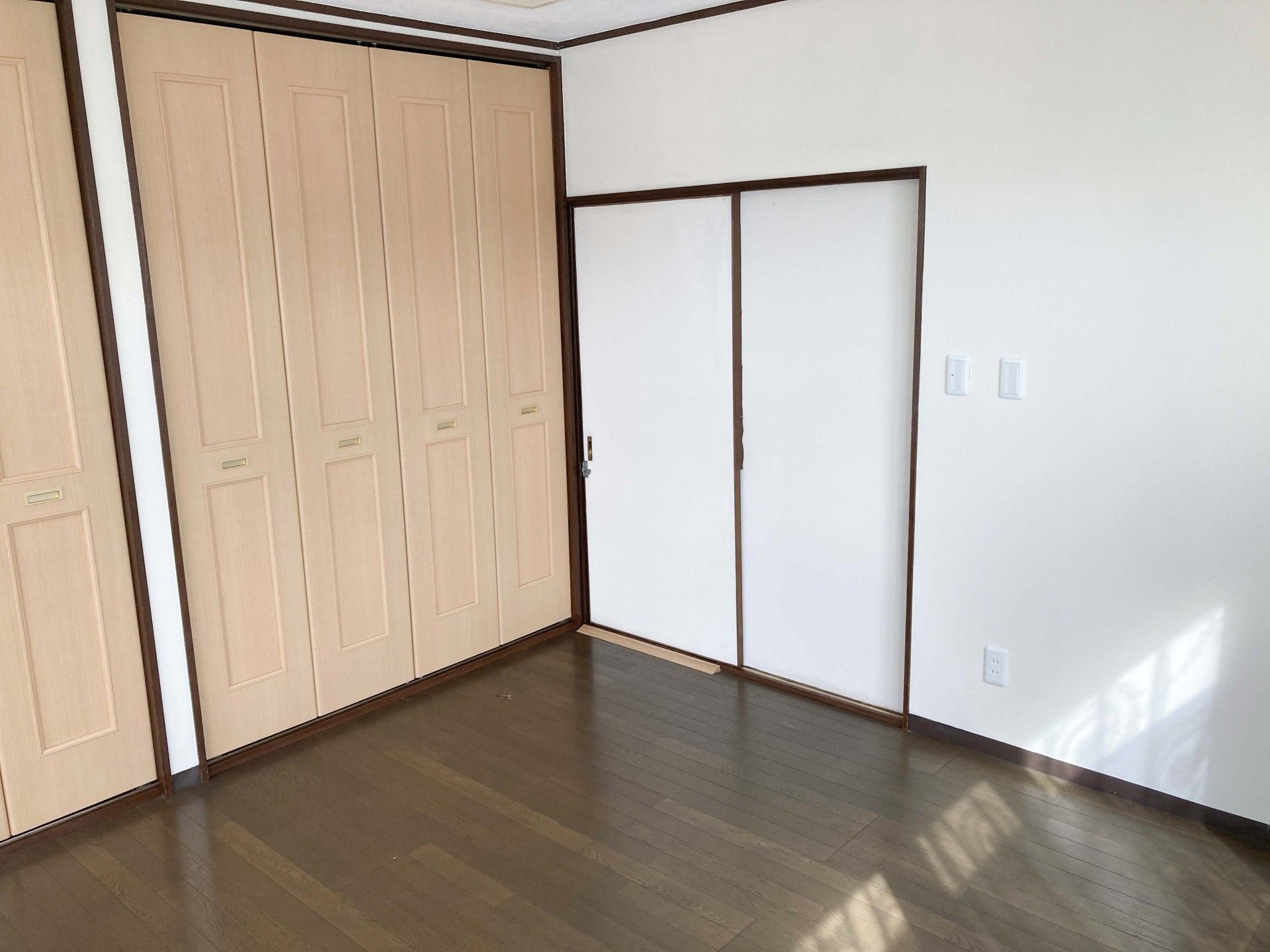 収納と引き戸のある部屋