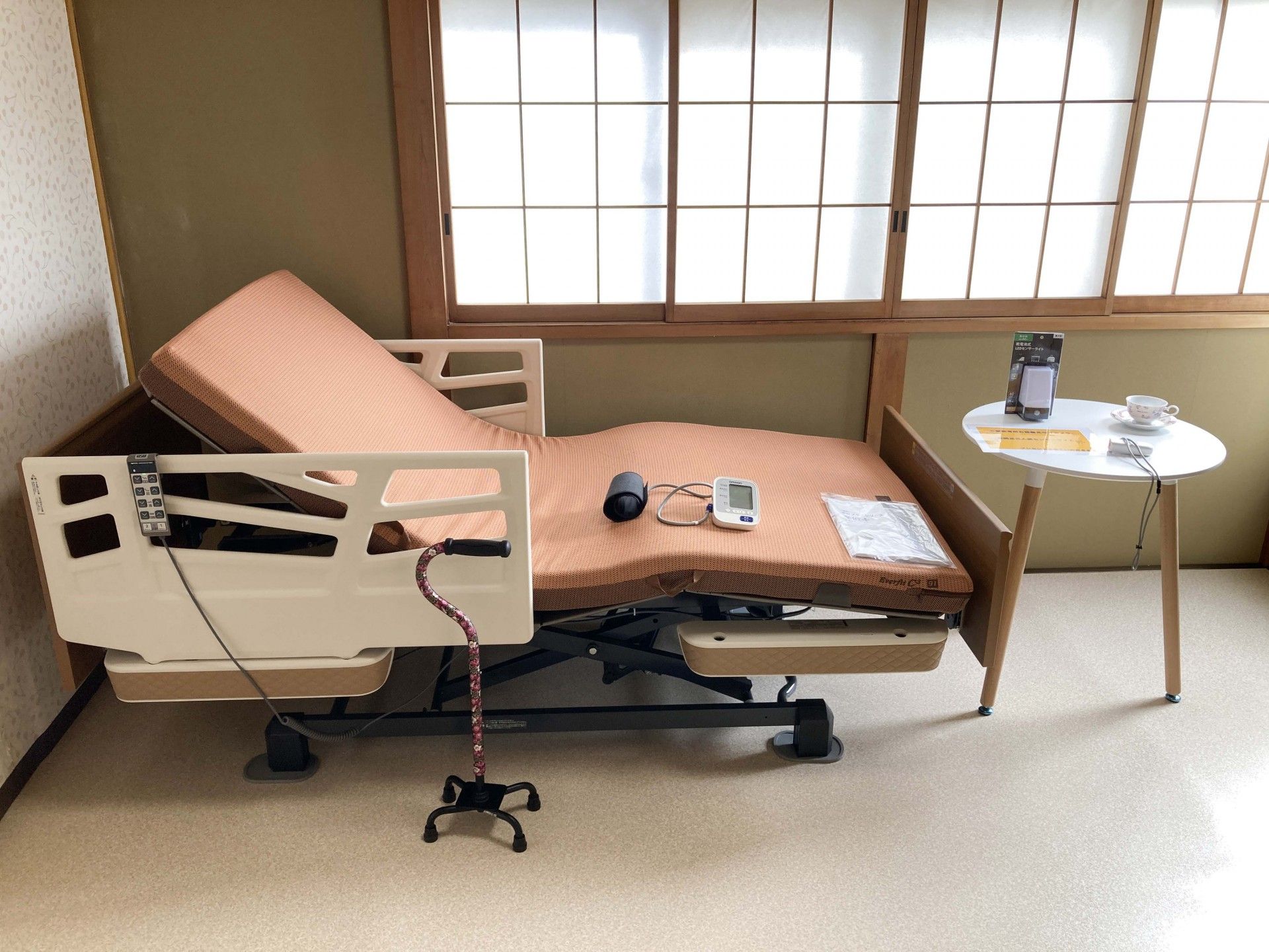 新聞を読む高齢の男性