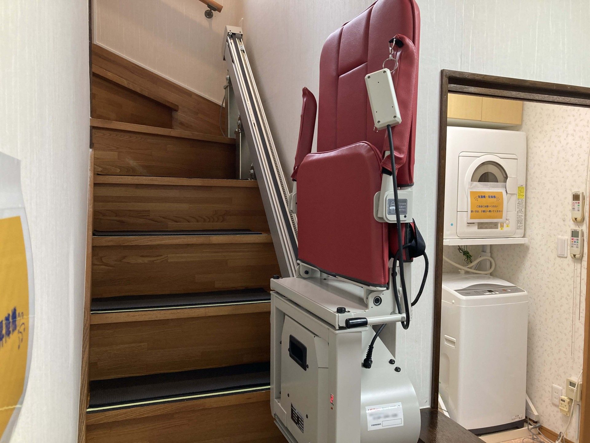 車いすに座っている男性と寄り添う介護スタッフ