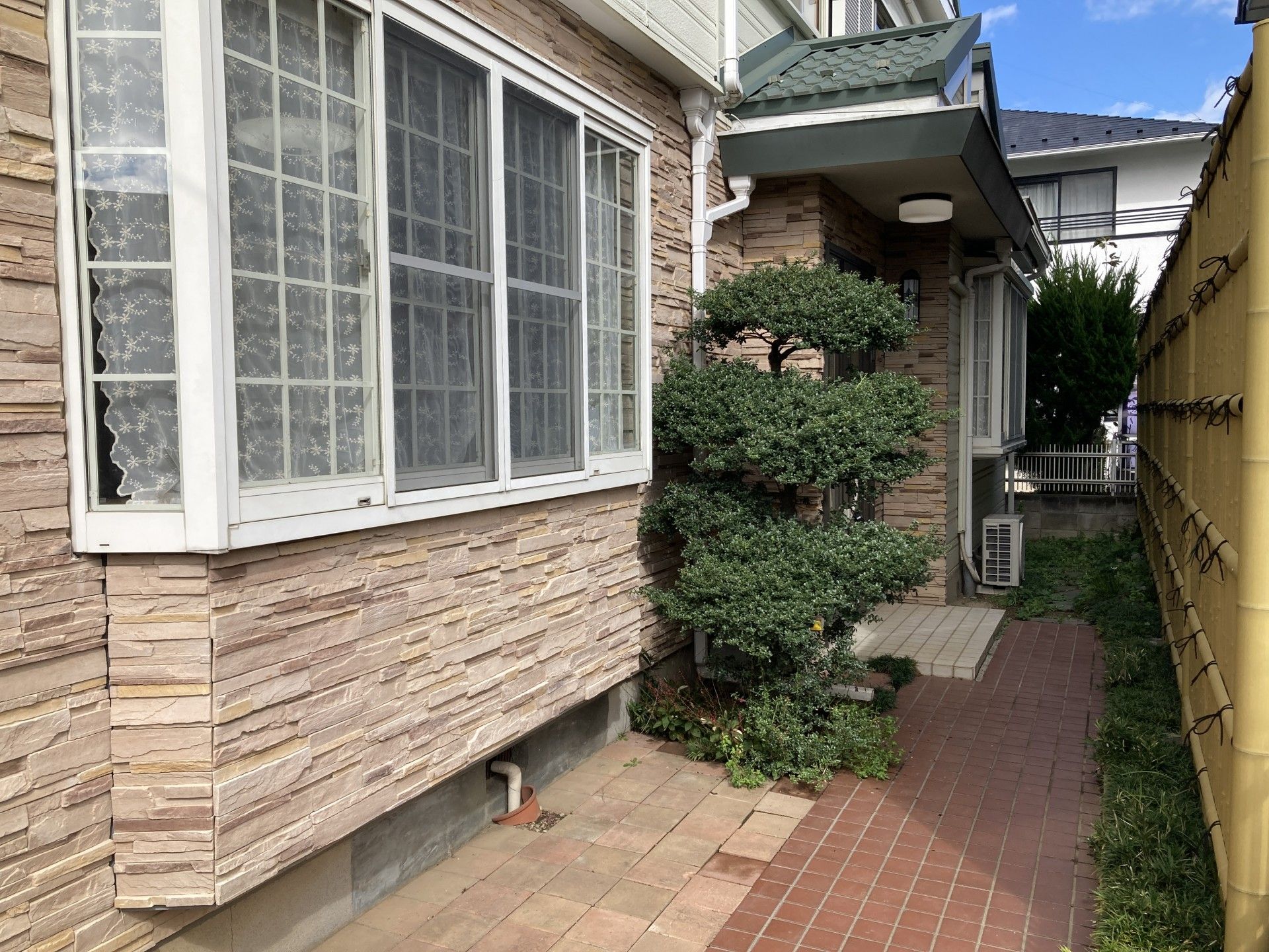 外壁と庭の通路