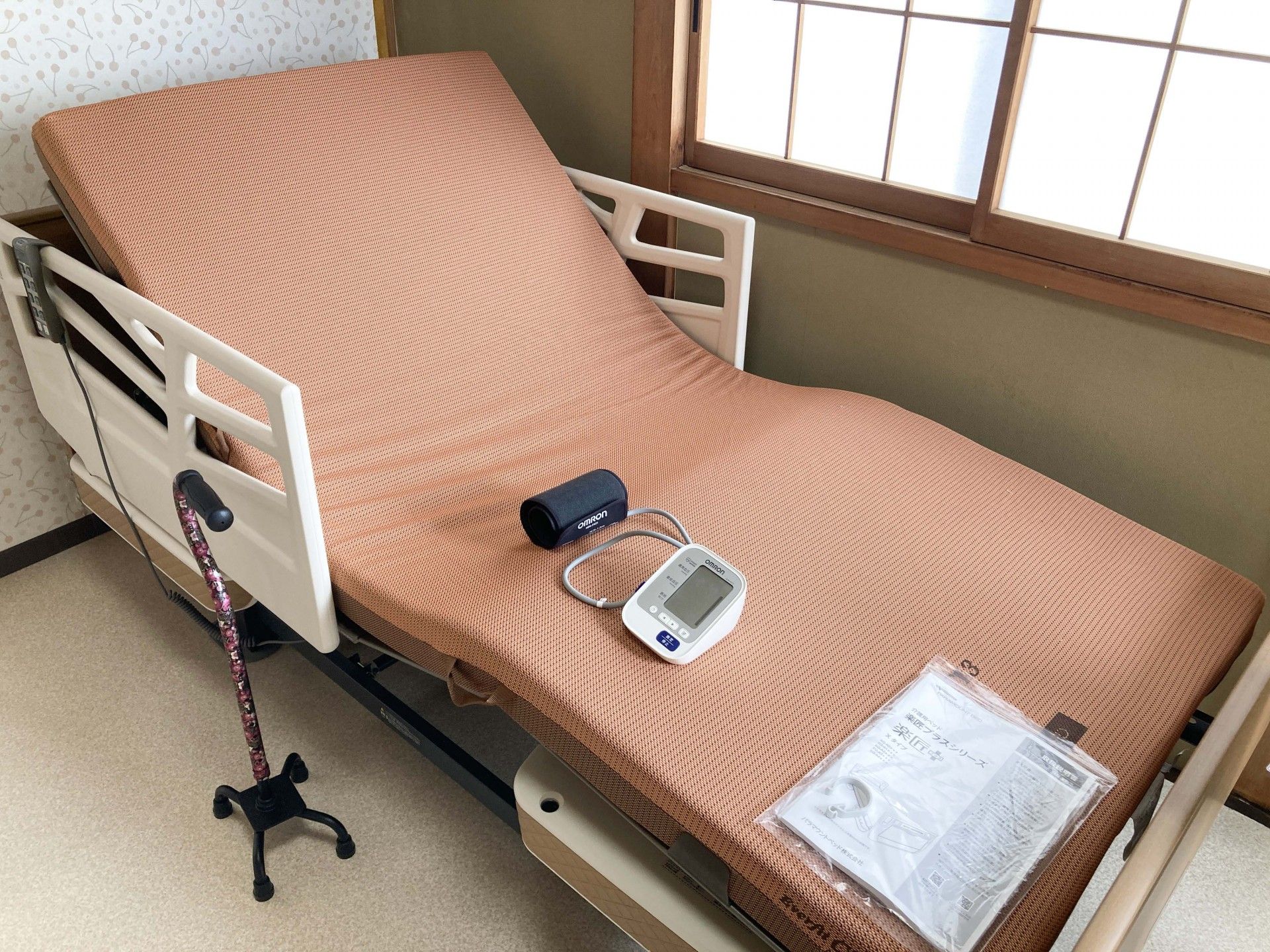 調整可能なベッドと窓