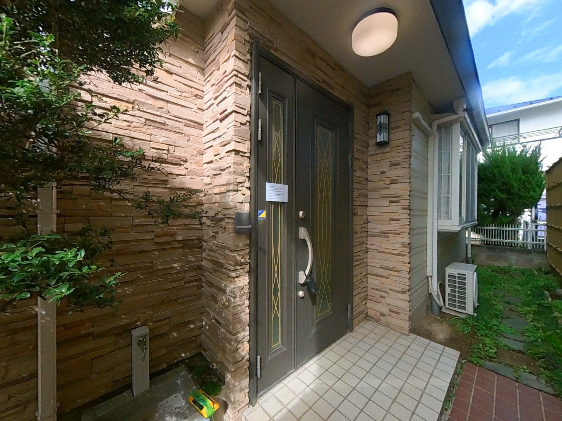 庭で交流する男性と女性