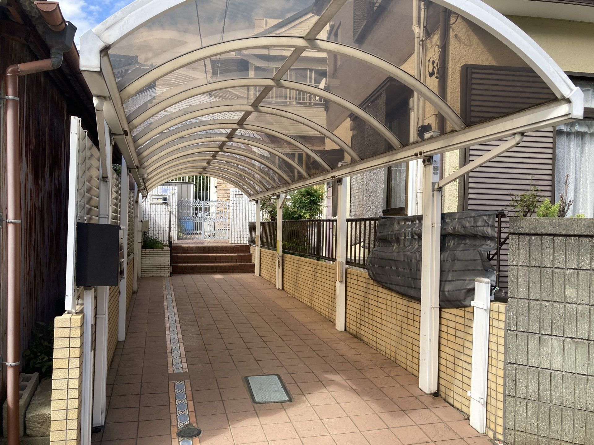 アーチ型の屋根付き通路