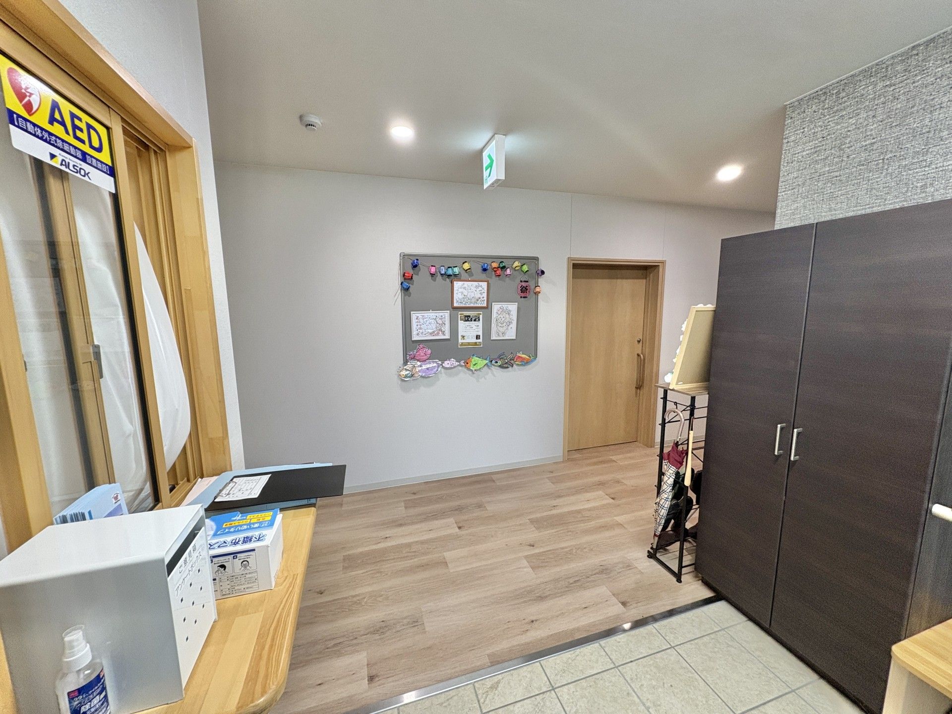 掲示板のある廊下