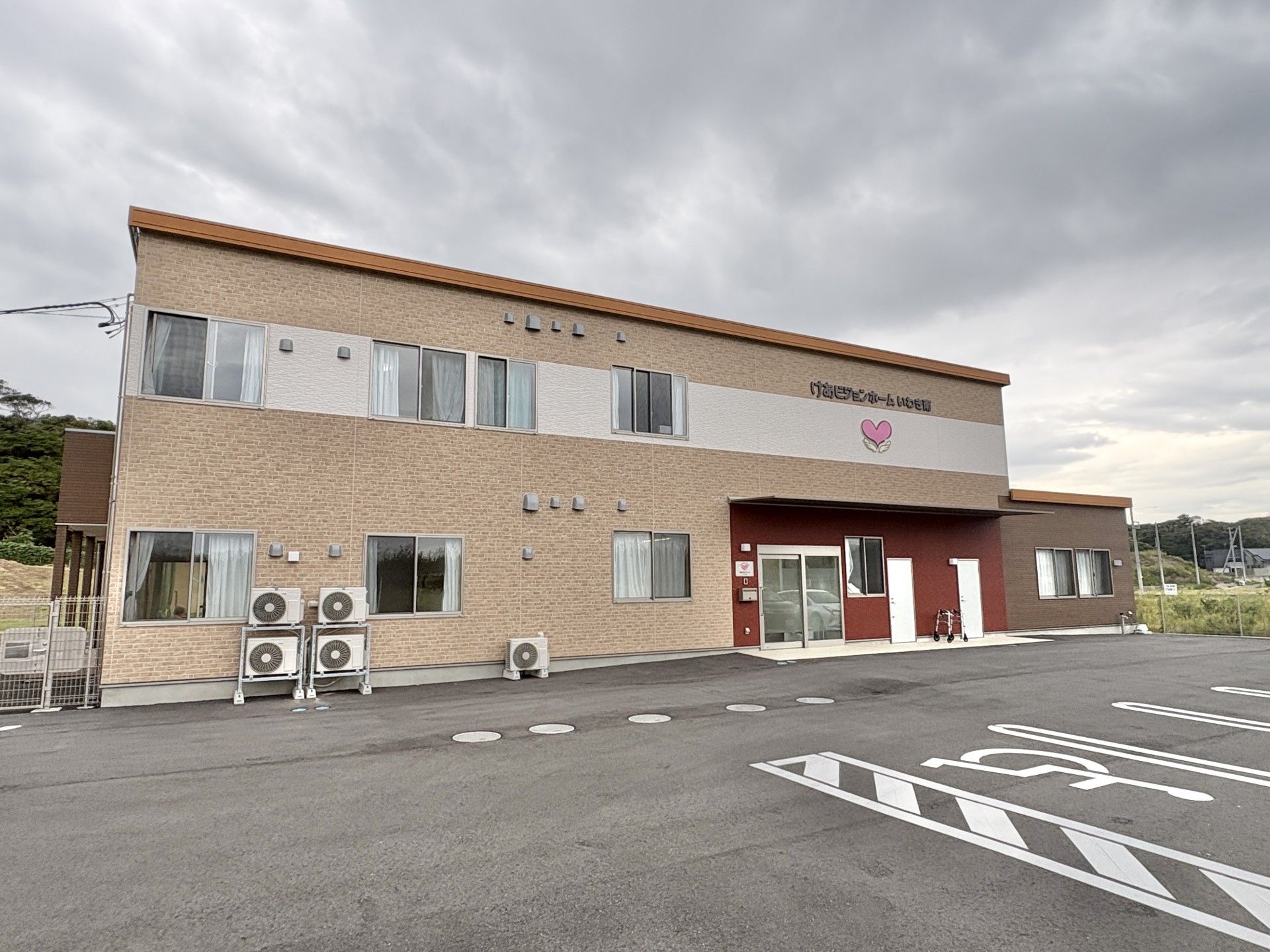 広い駐車場の建物外観