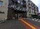 広い駐車場と建物の外観
