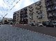 建物と周辺の広い道路