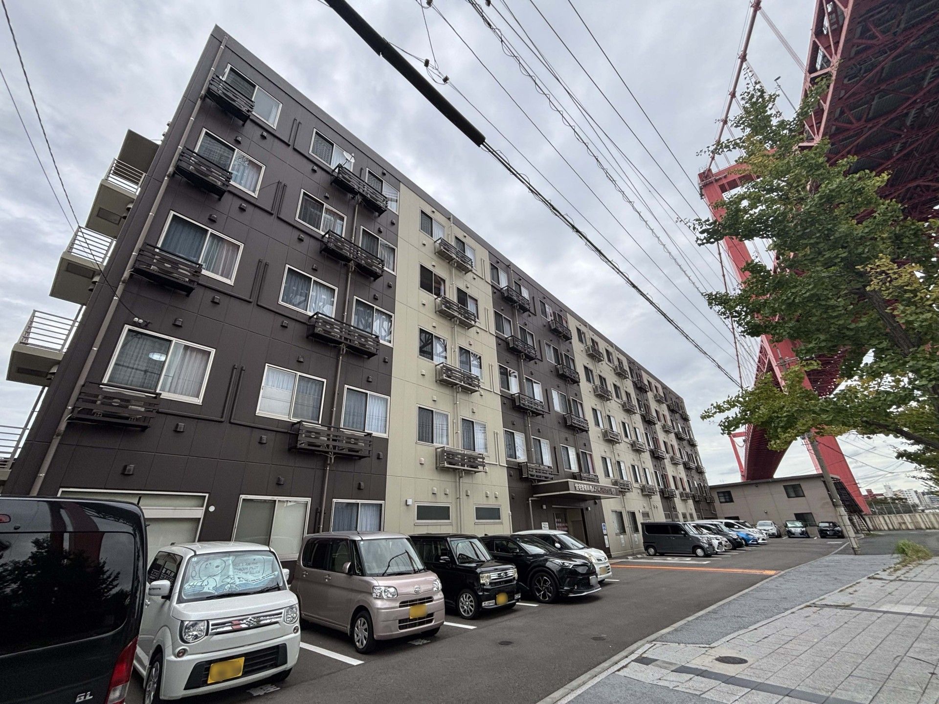 建物外観と駐車場