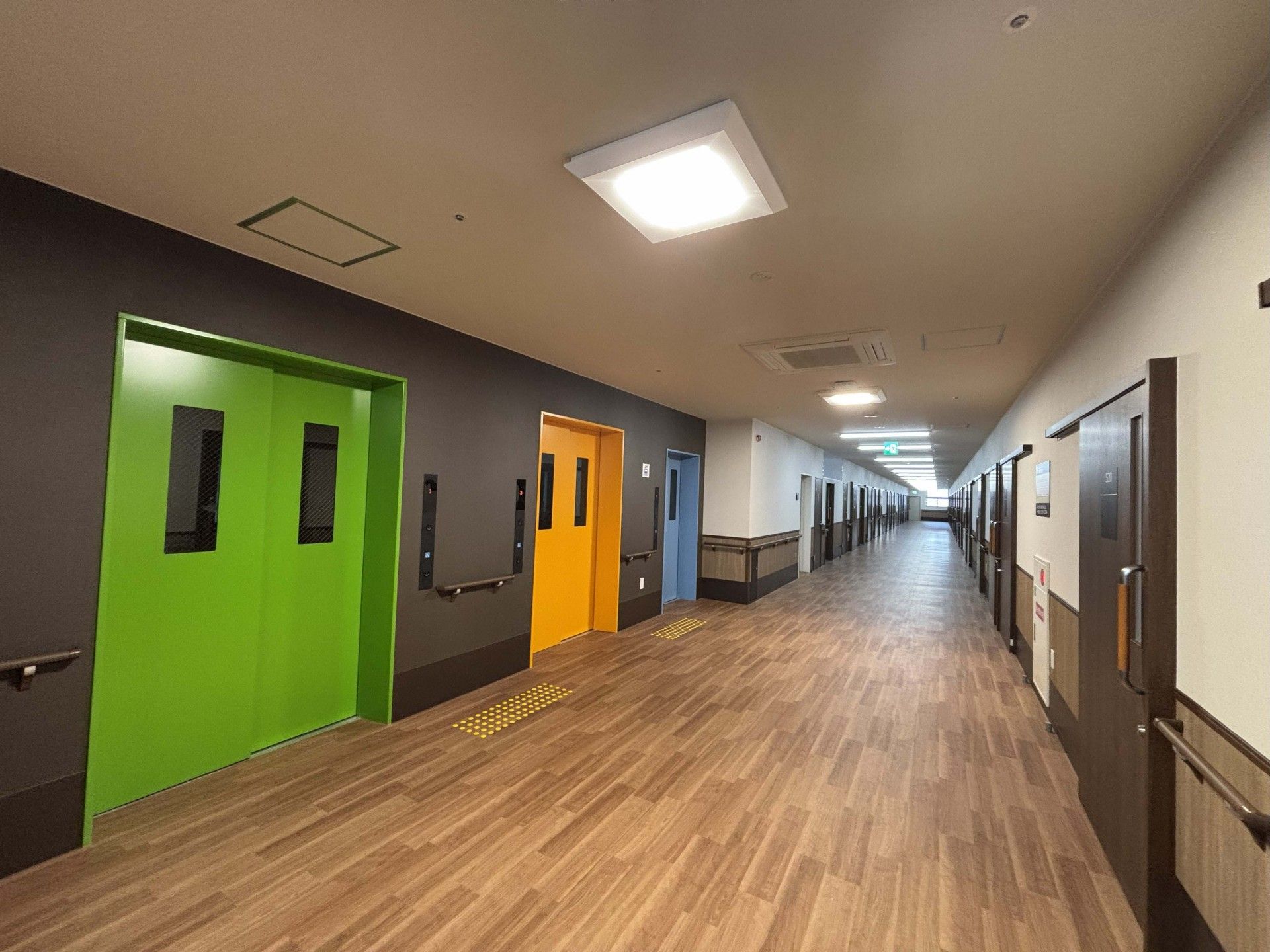 色鮮やかな廊下