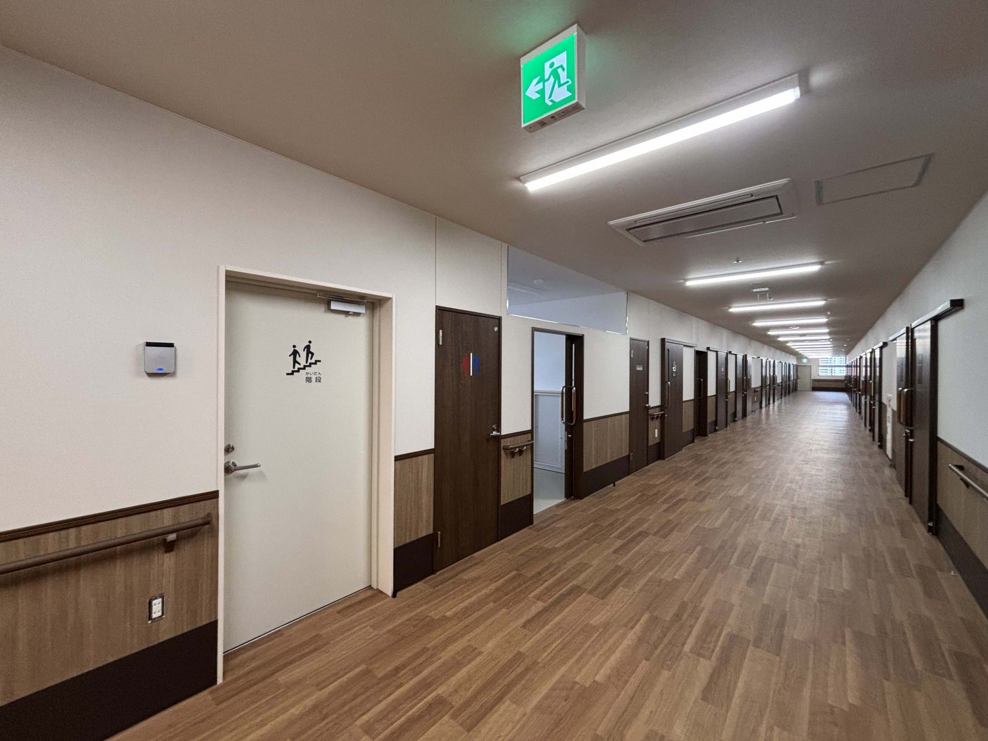 長い廊下と非常口