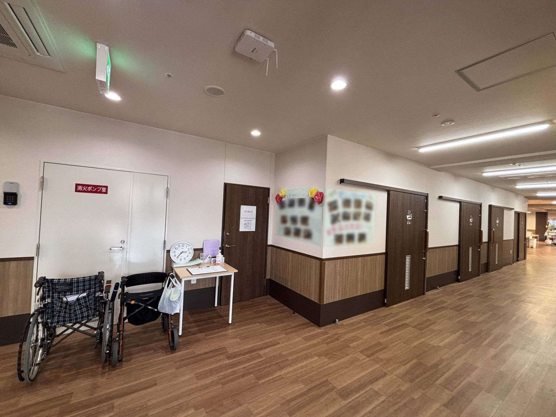 廊下と車椅子のある空間