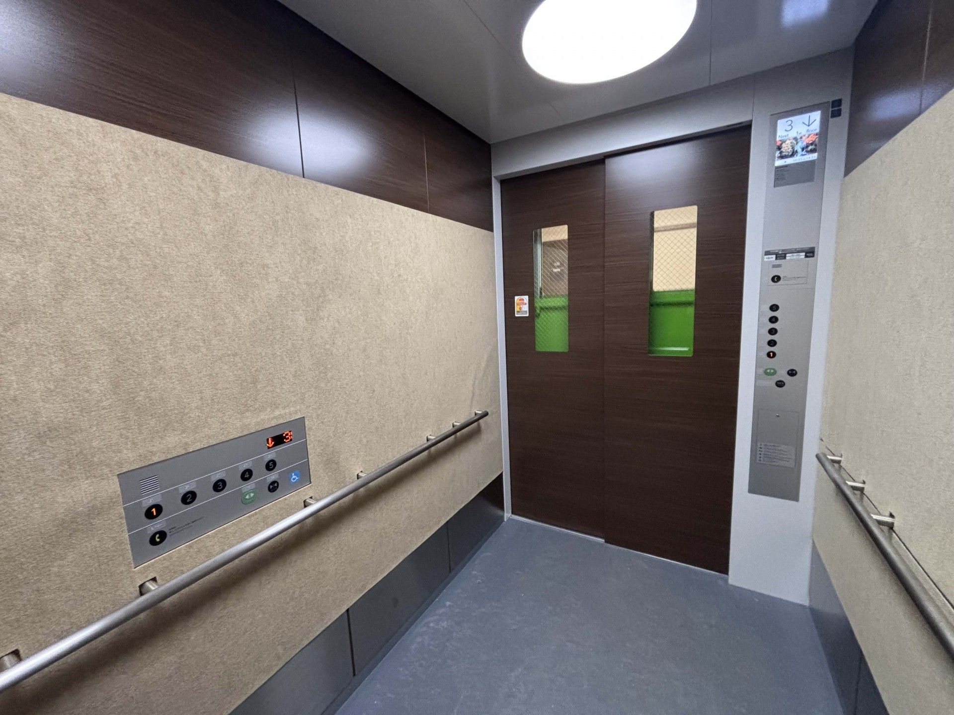 手すり付きのエレベーター