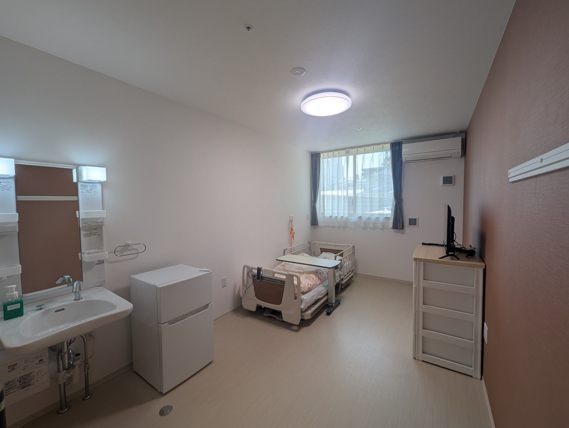 明るい個室の様子