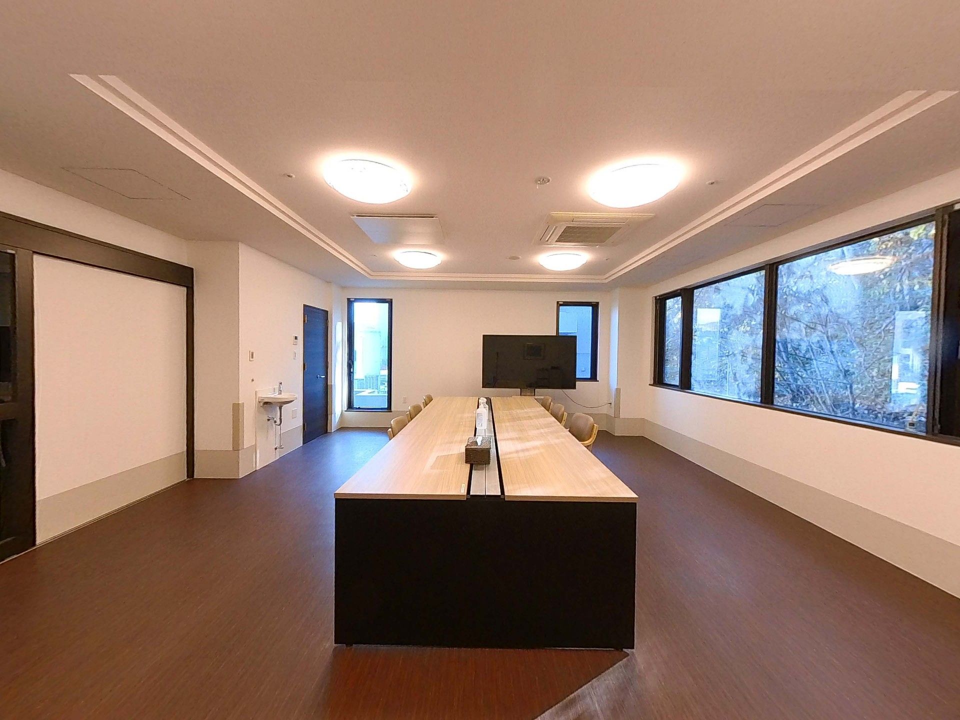 大きな窓のある部屋