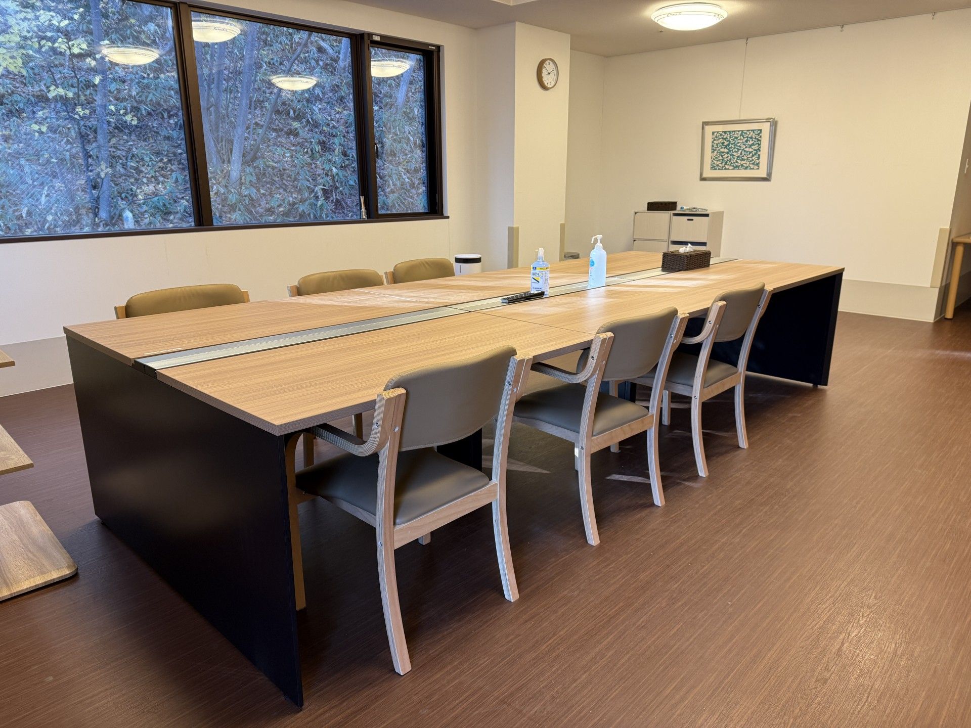 大きなテーブルのある部屋