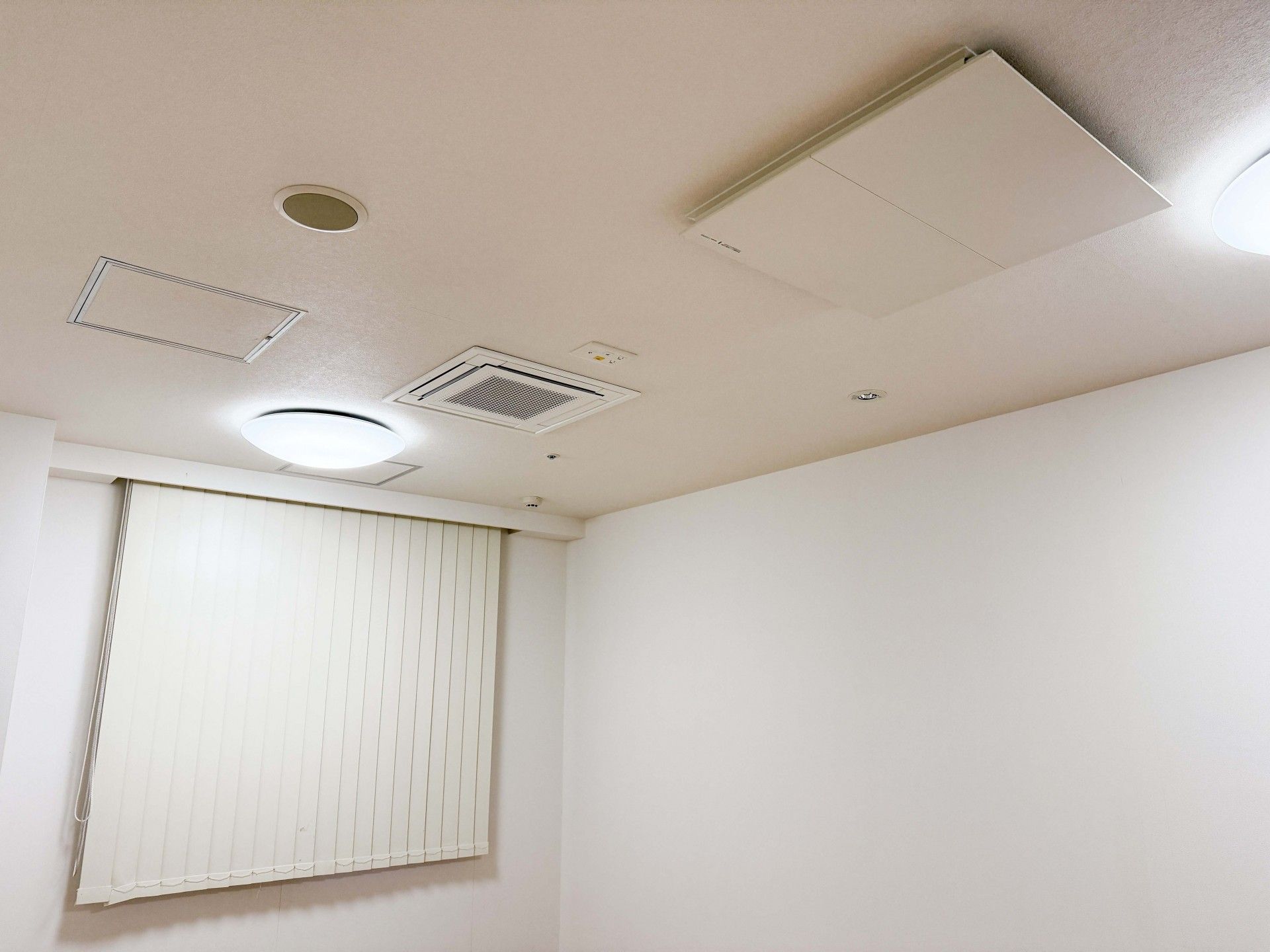 シンプルな天井と窓