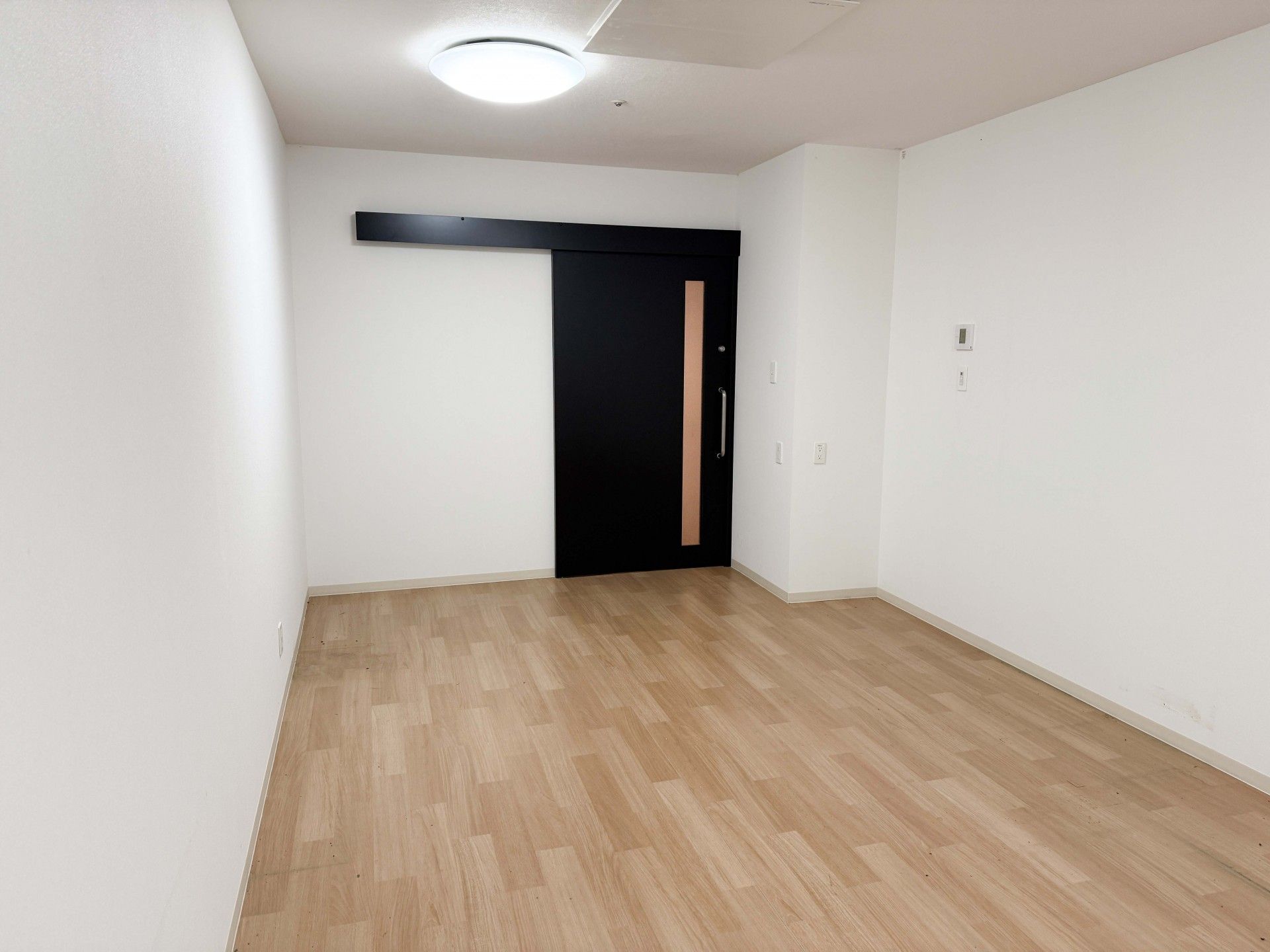 シンプルな居室の一角