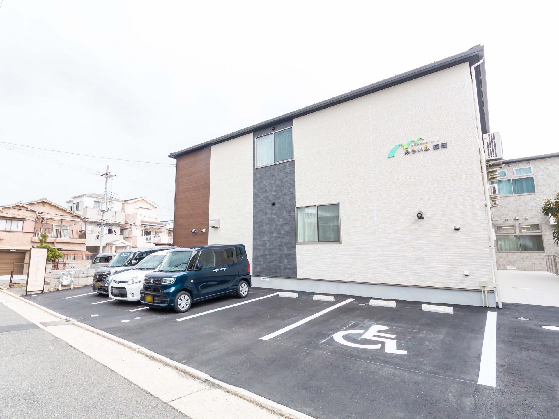 駐車場のある建物外観