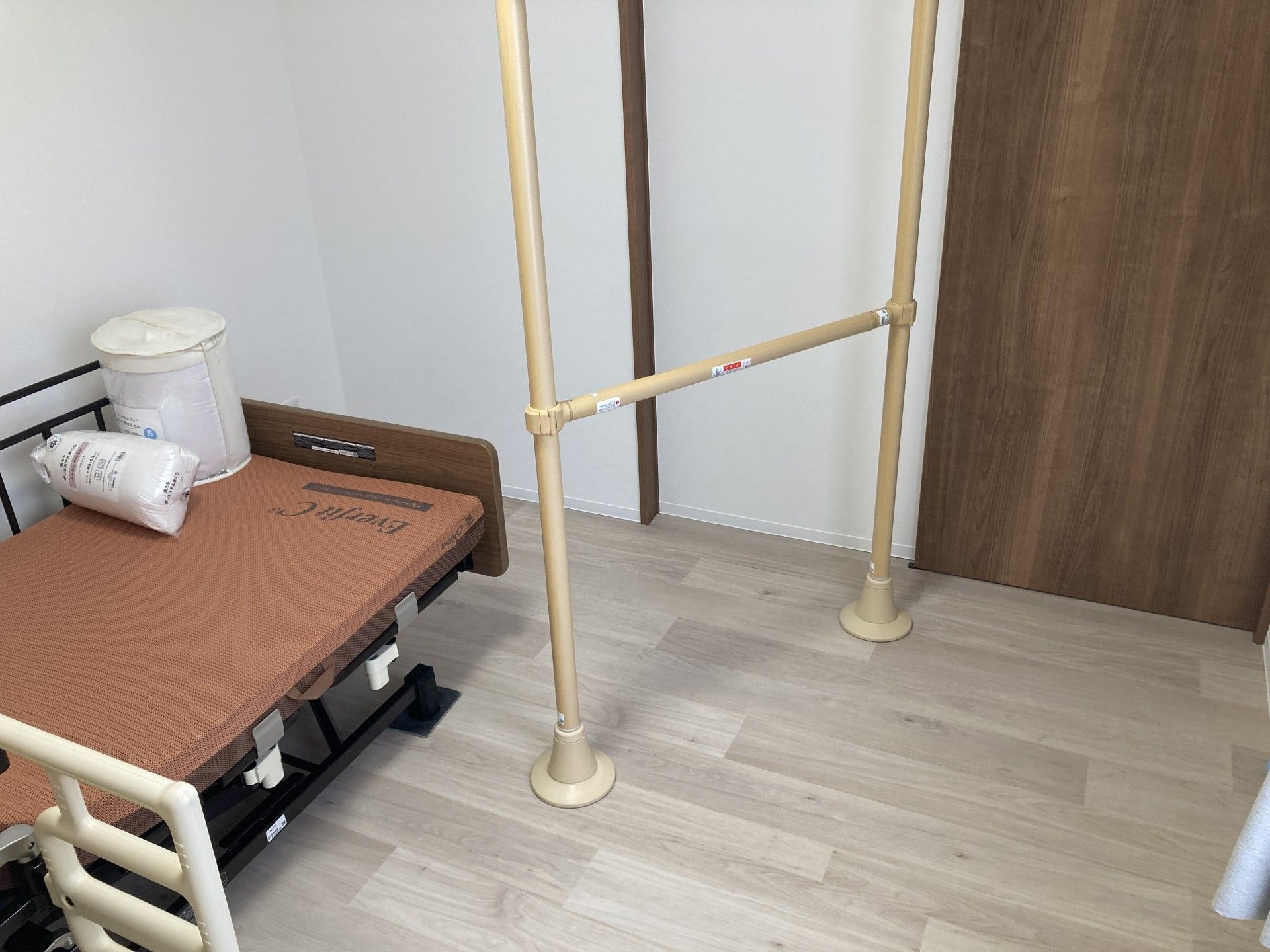 ベッドと手すりの部屋