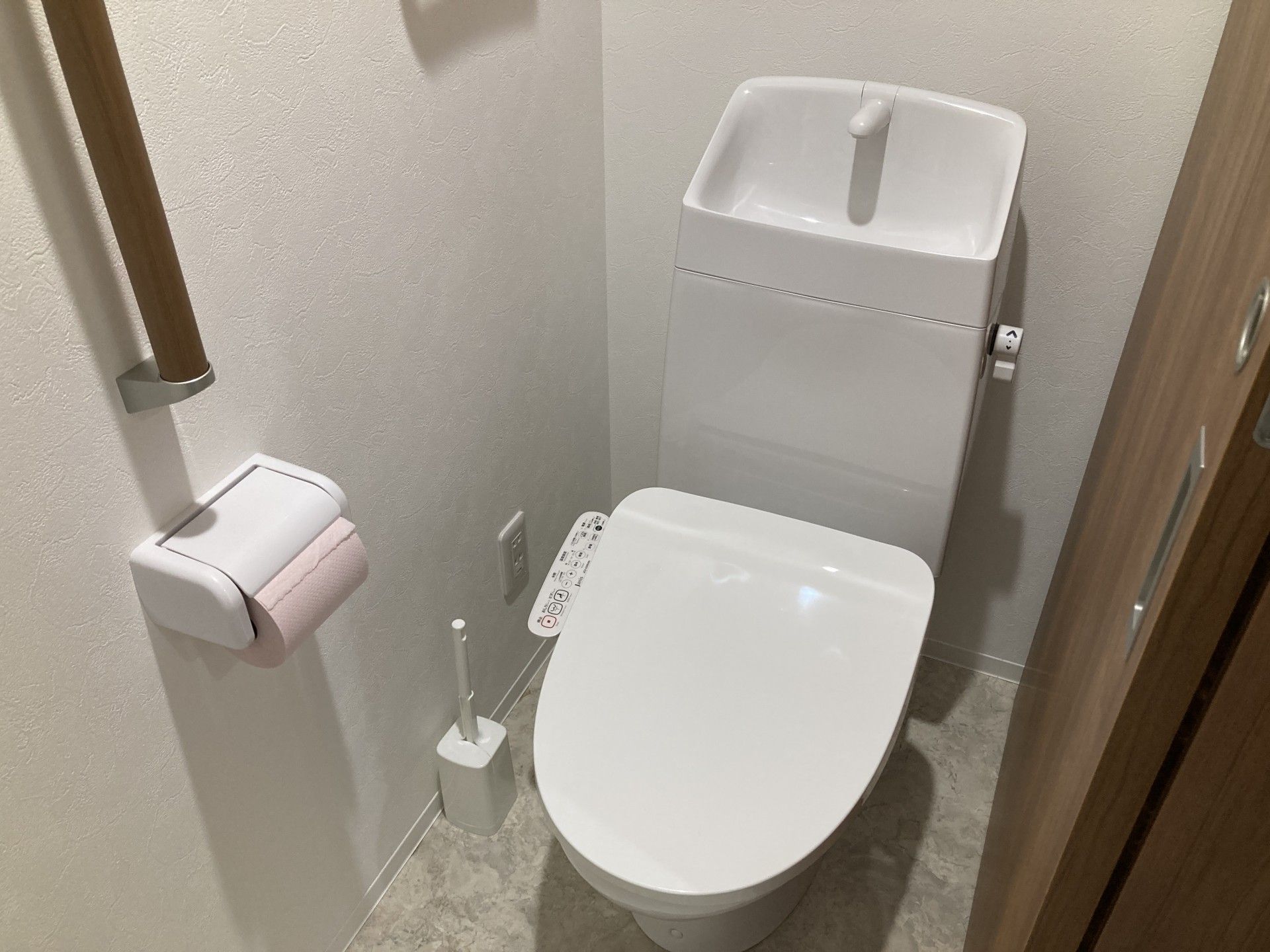 手すり付きのトイレ