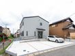 駐車場付きの建物外観