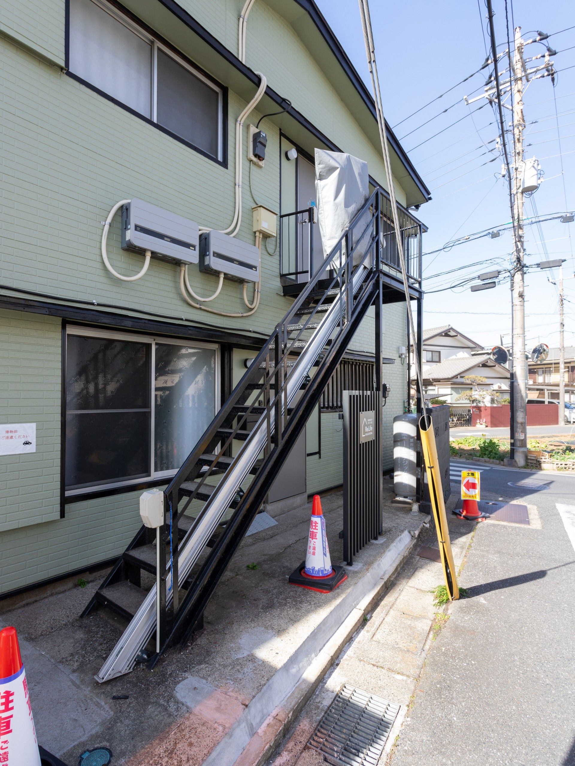 外階段と建物の外観