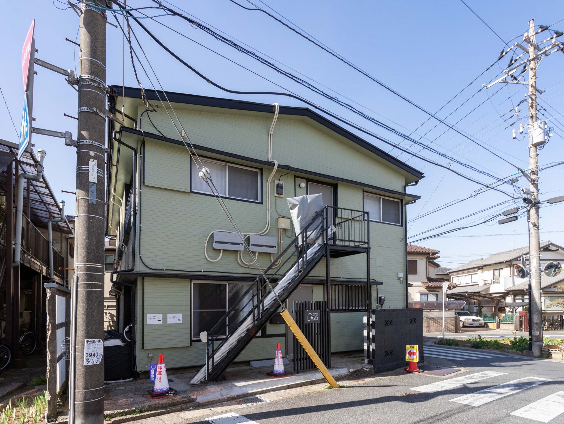 外観の階段と電柱