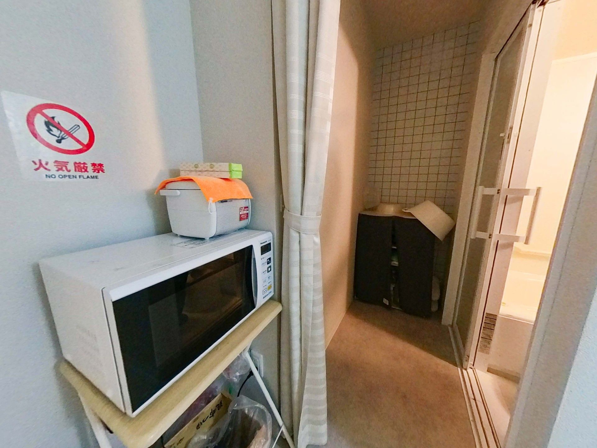 電子レンジとカーテンのある場所