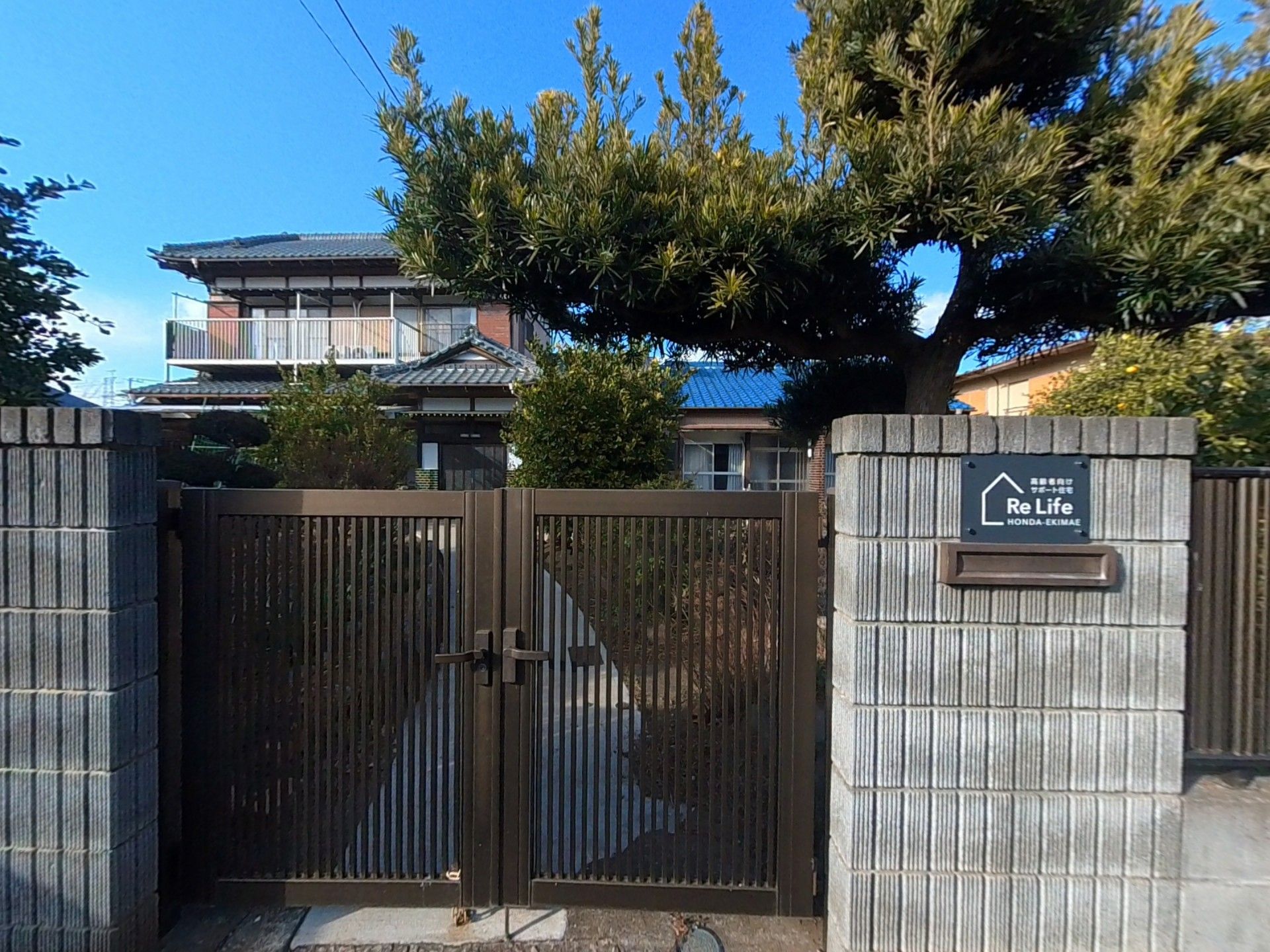 落ち着いた門構えの建物