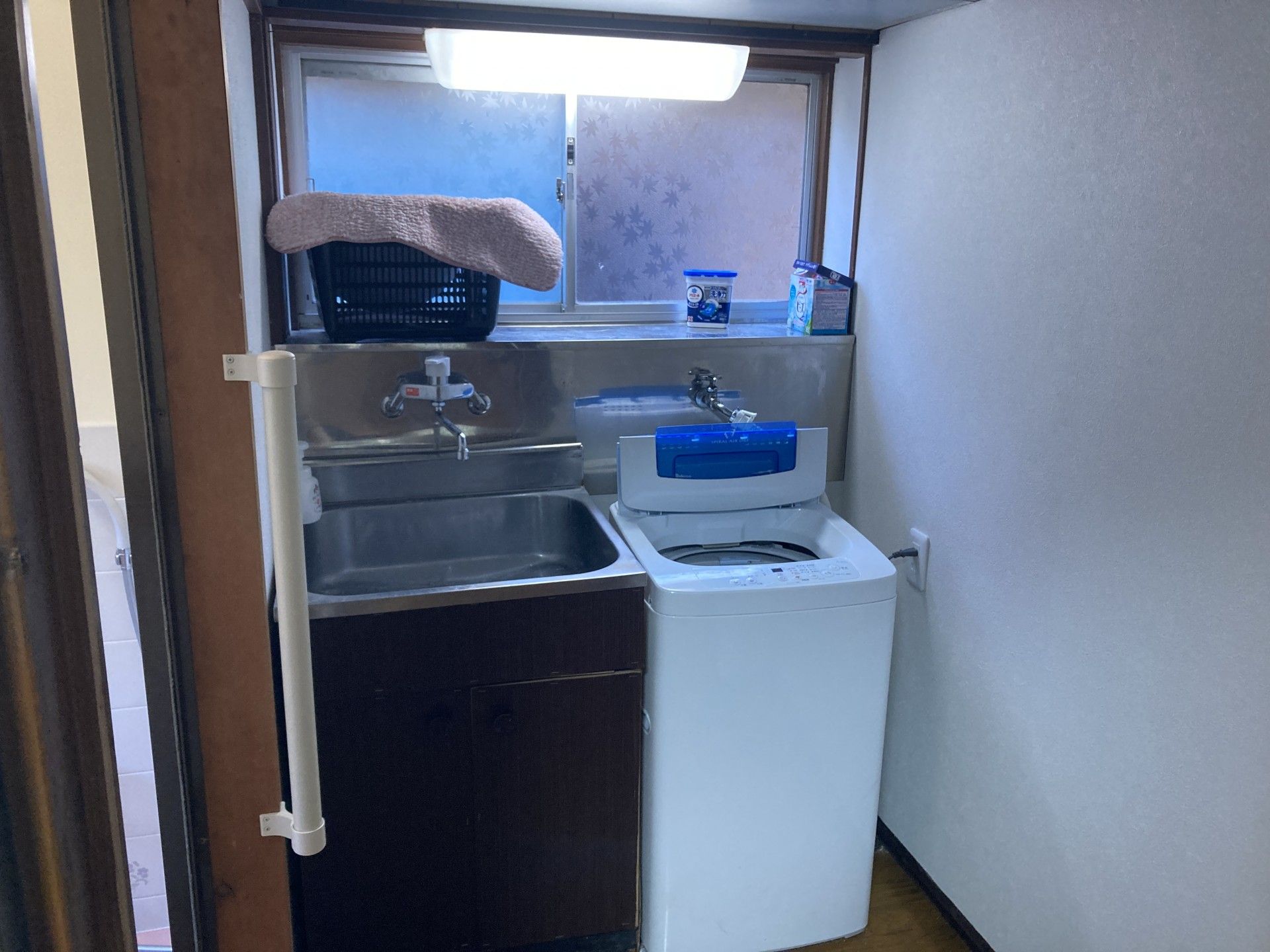 洗濯機と流し台のある部屋