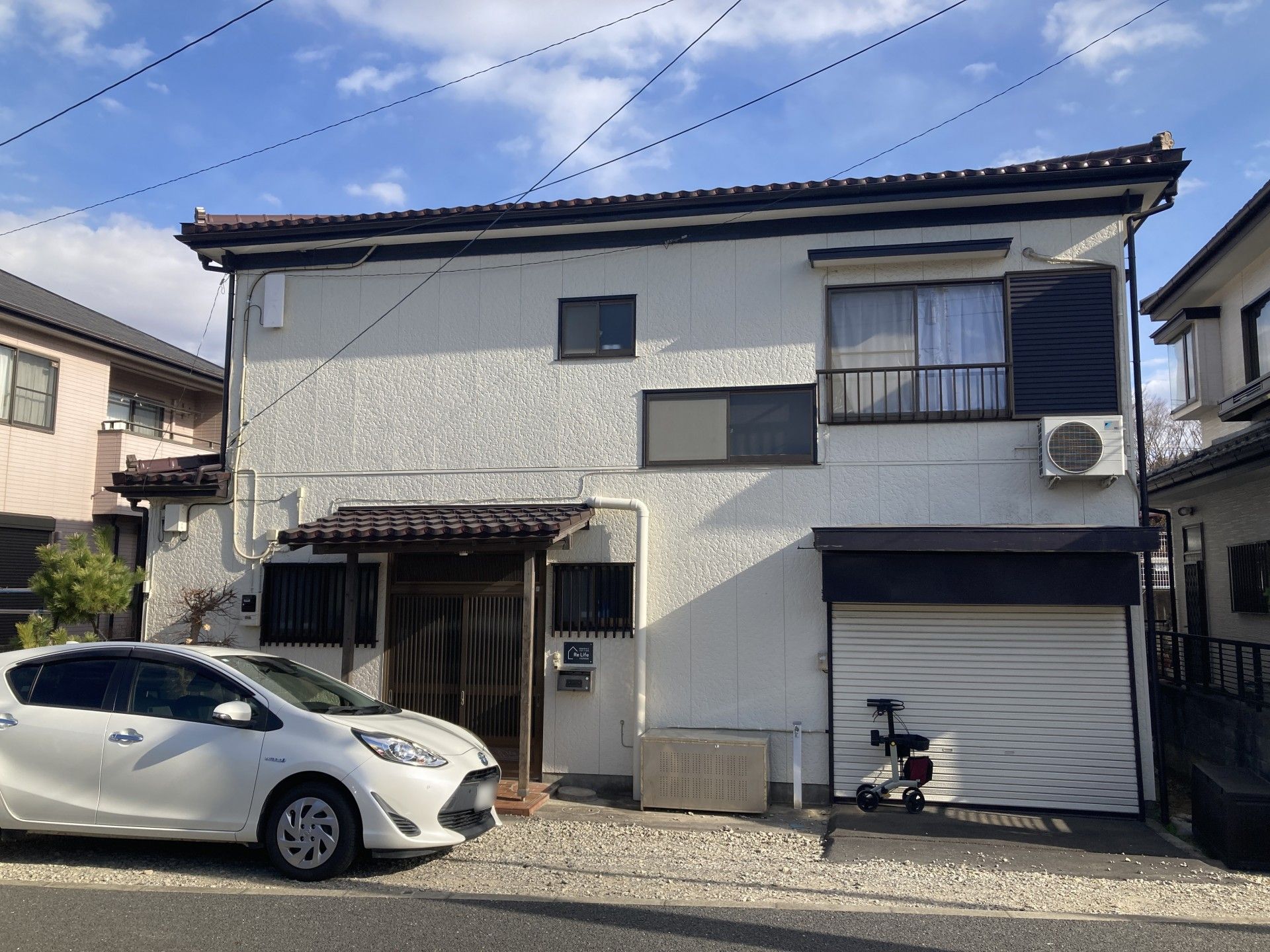 白い外壁の建物