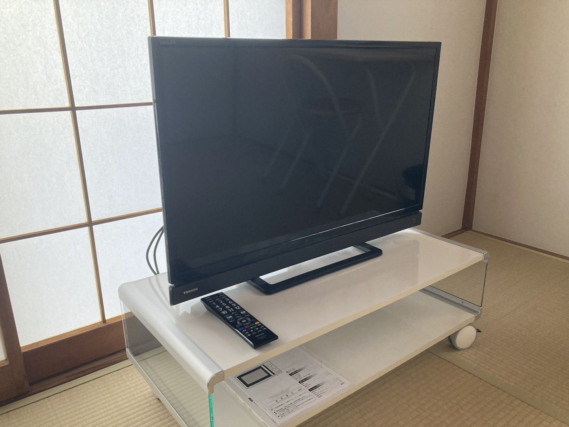 テレビとリモコンのある和室