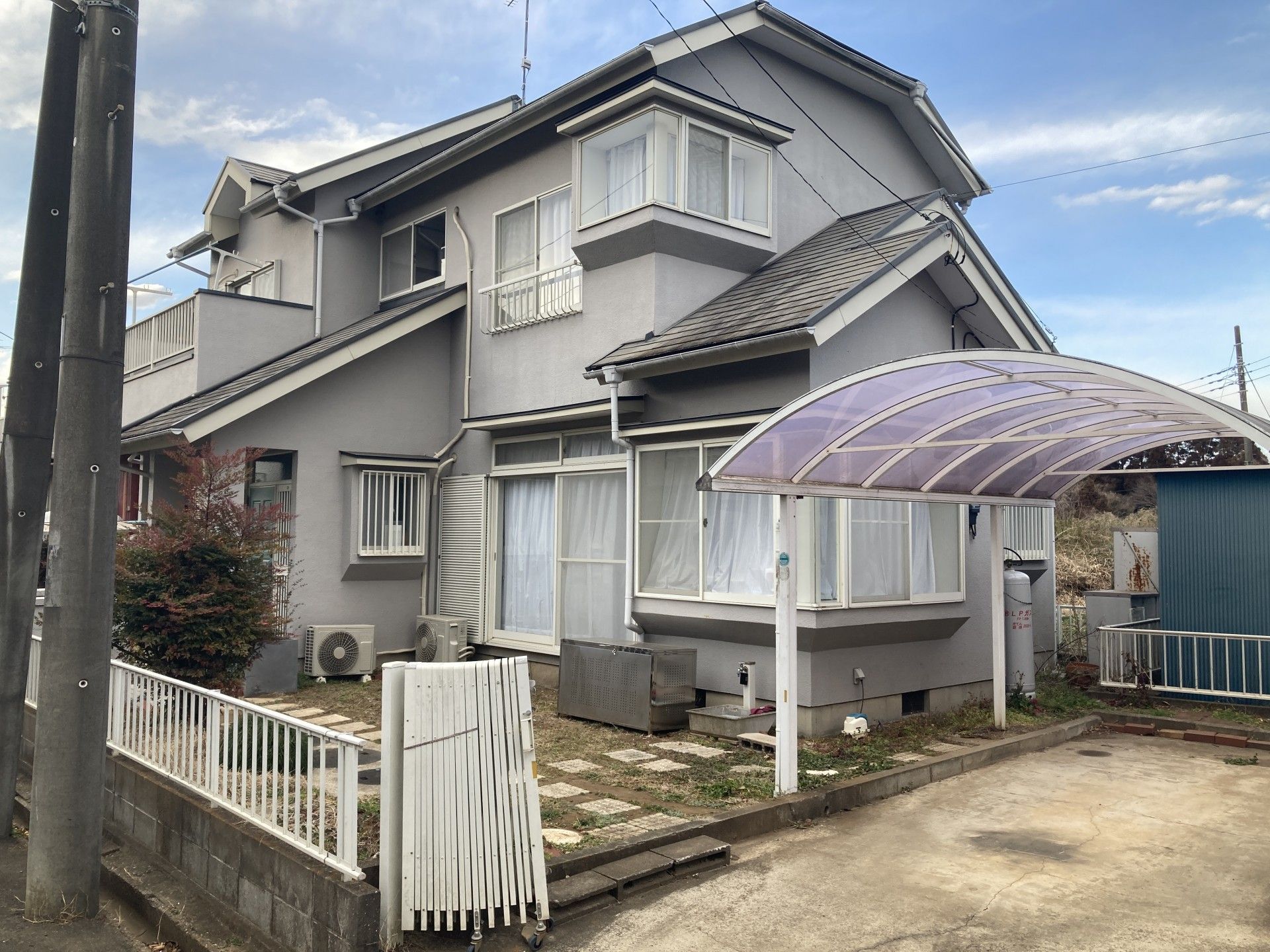 落ち着いた外観の建物