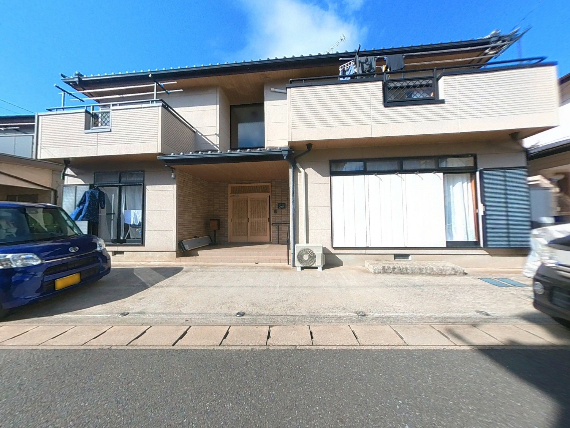 落ち着いた外観の建物