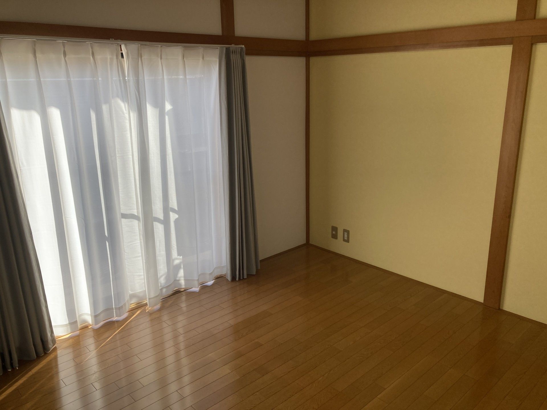 日差しが差し込む部屋