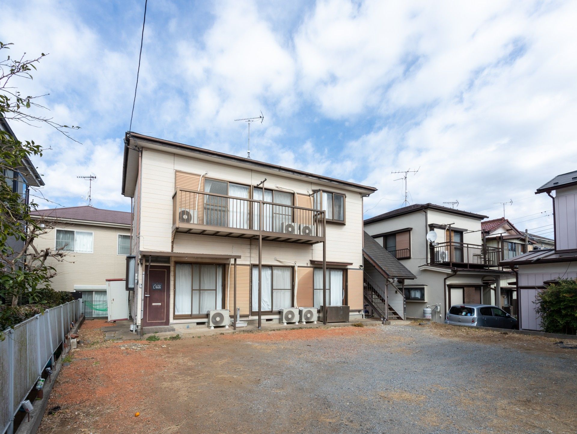 二階建ての建物外観