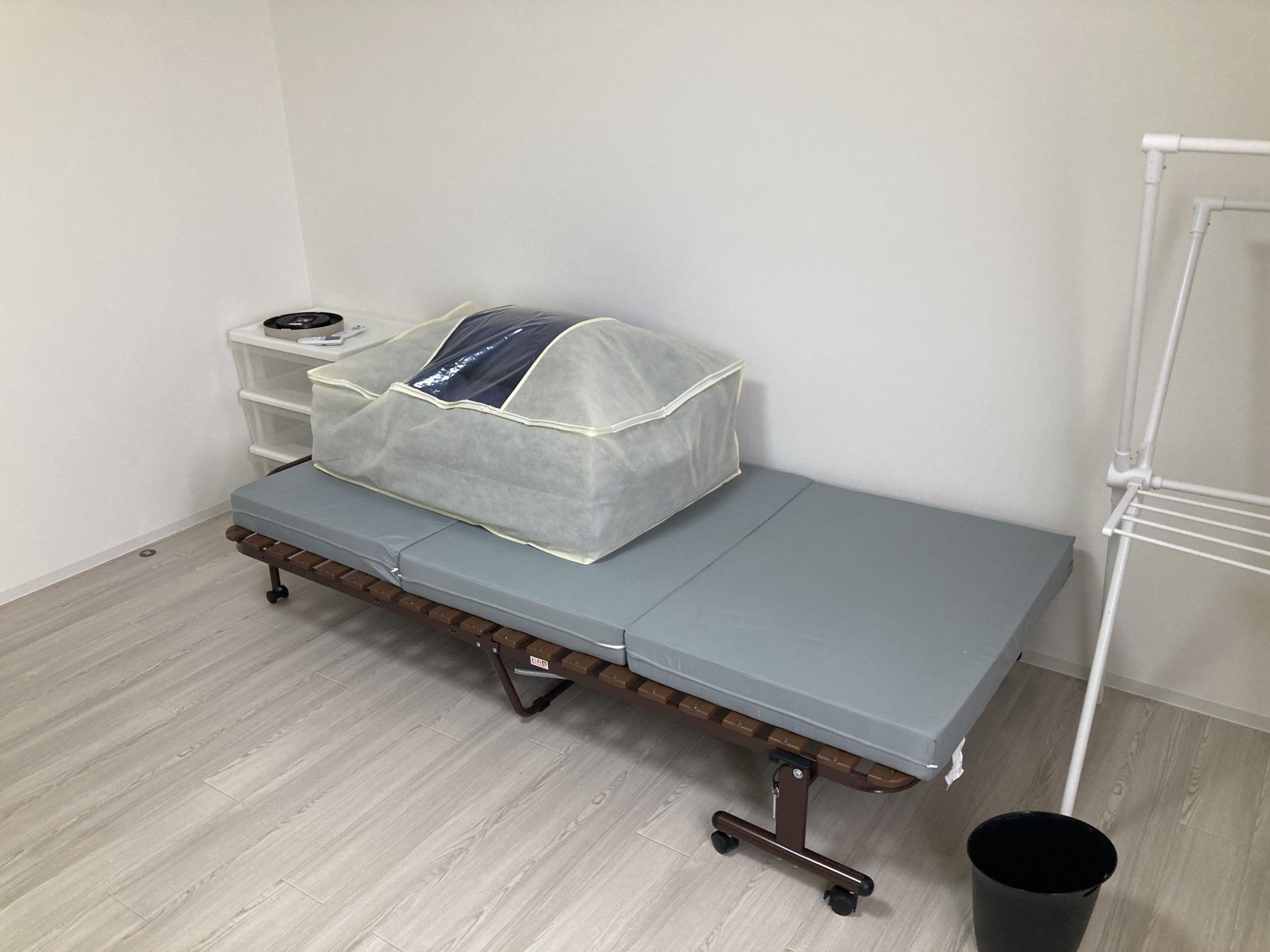シンプルなベッドと棚