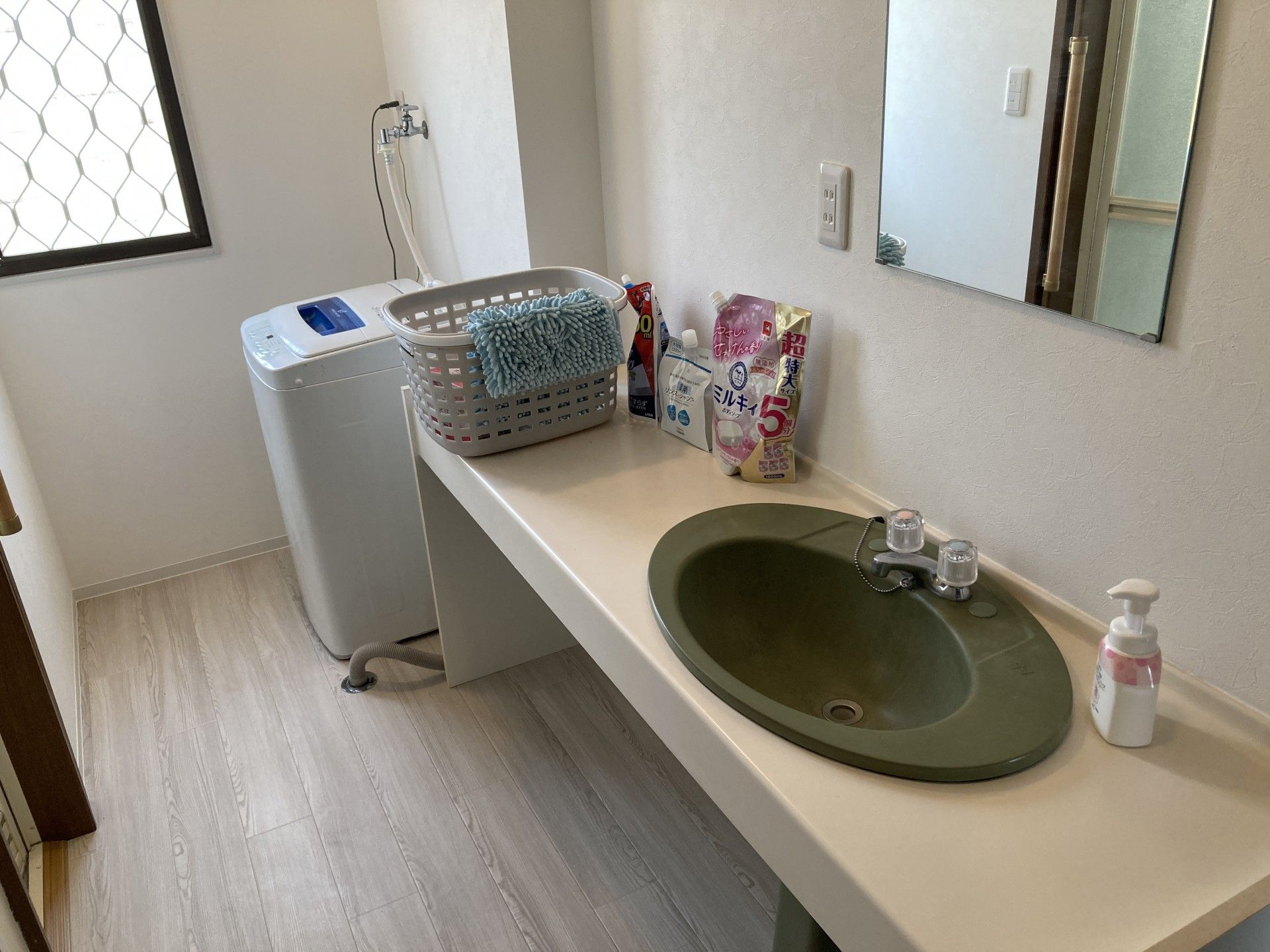 洗濯機と洗面台の部屋