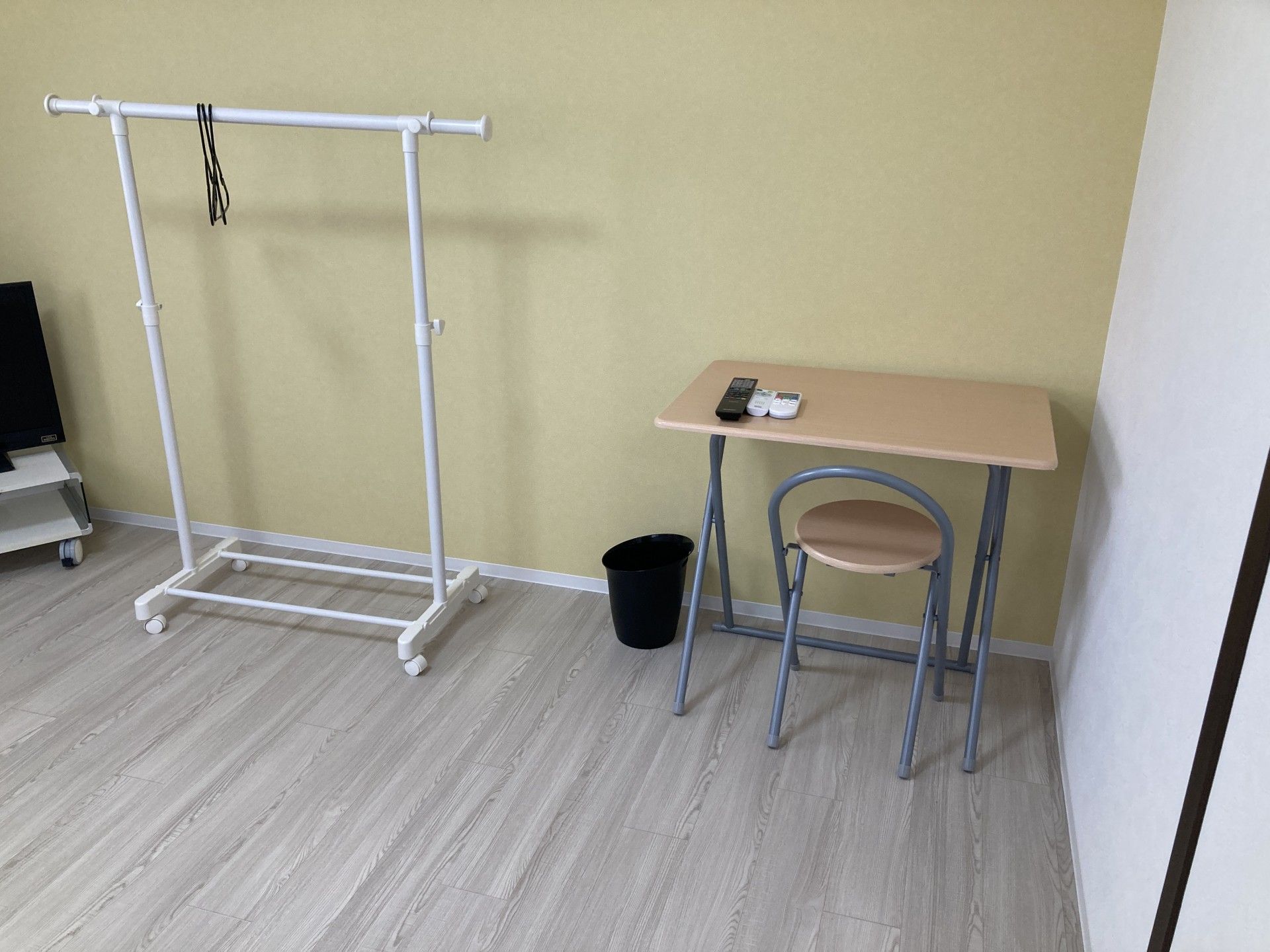シンプルな部屋の一角